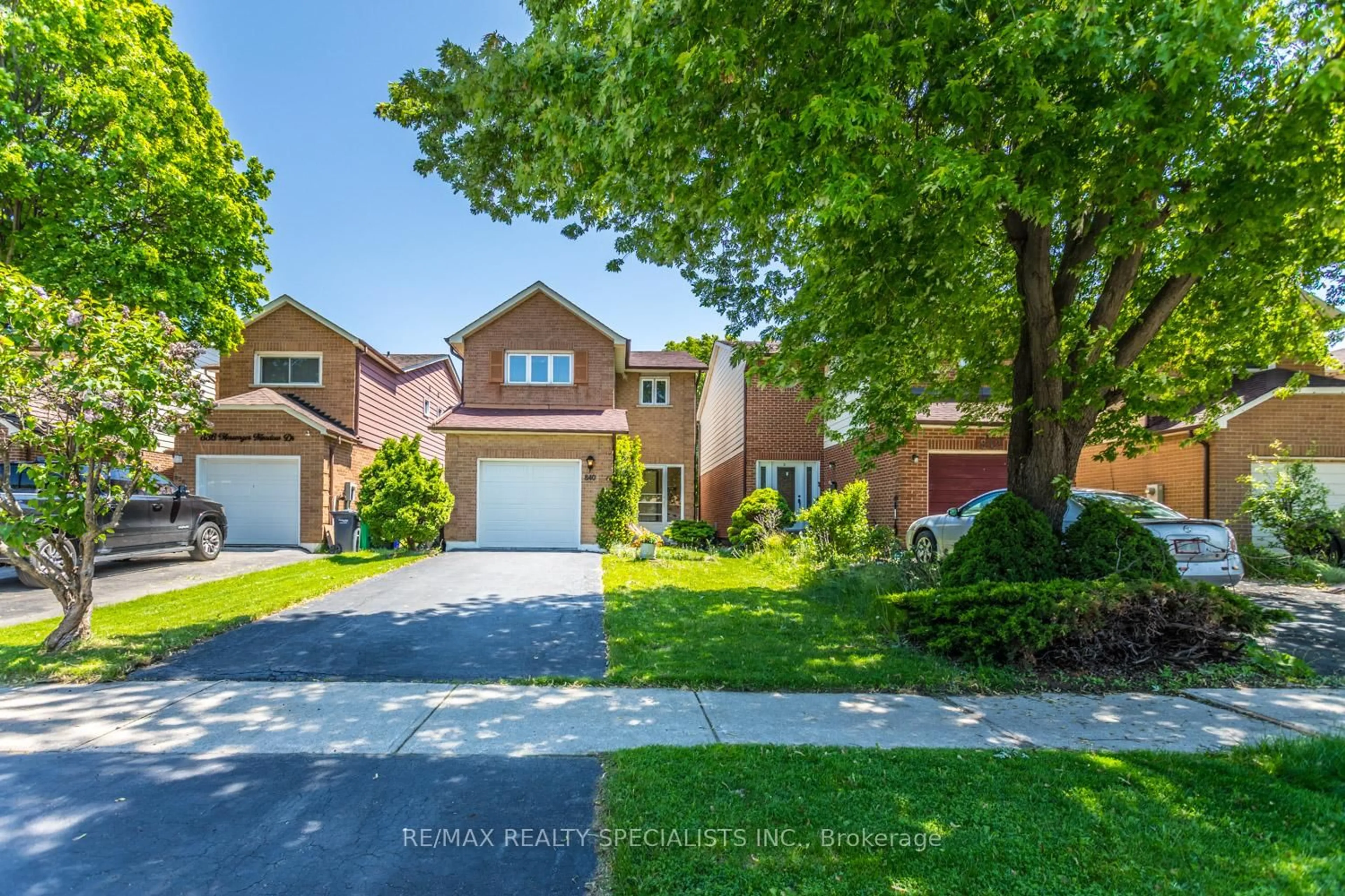 A pic from outside/outdoor area/front of a property/back of a property/a pic from drone, street for 840 Messenger Meadow Dr, Mississauga Ontario L5C 3T2