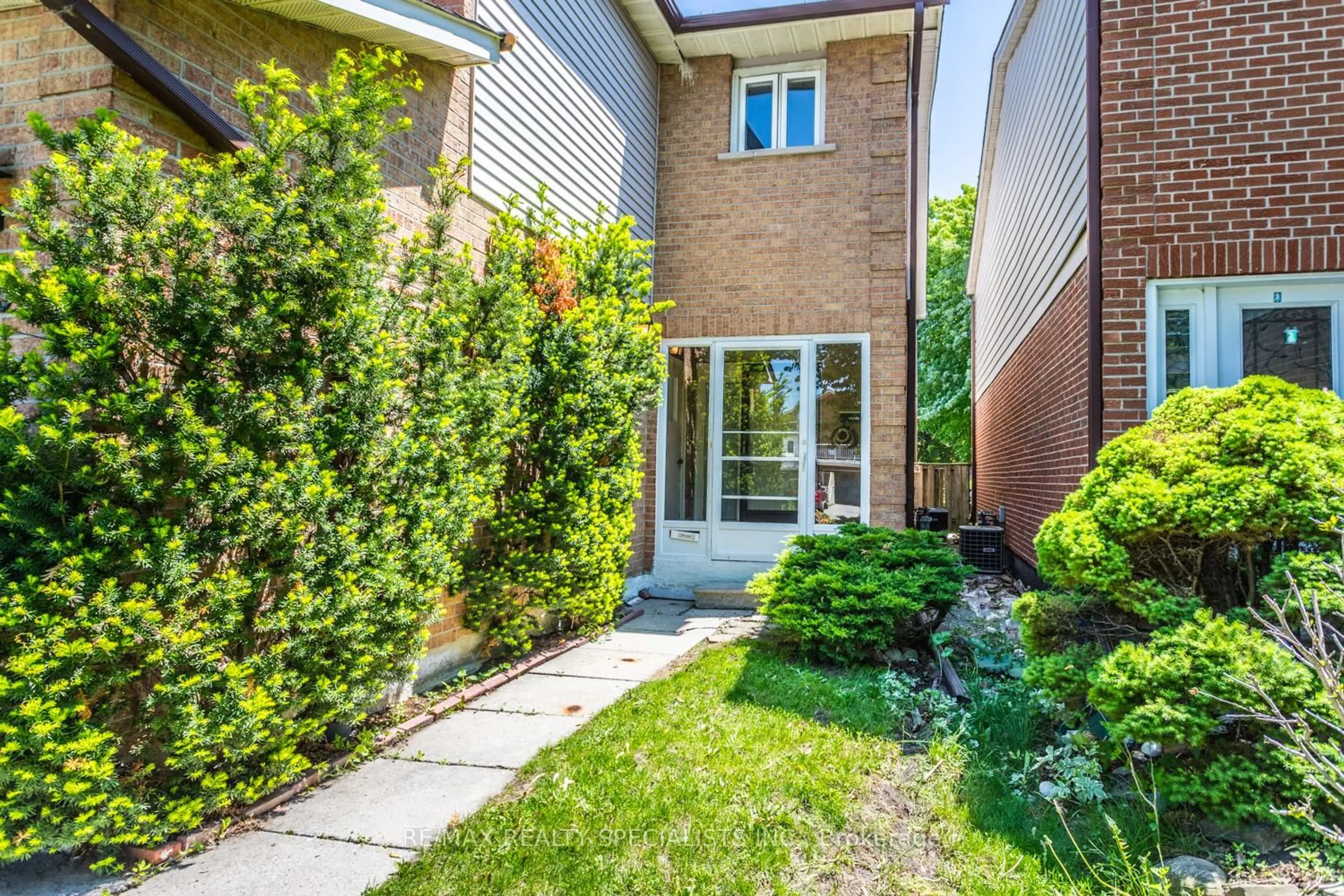 Home with brick exterior material, street for 840 Messenger Meadow Dr, Mississauga Ontario L5C 3T2