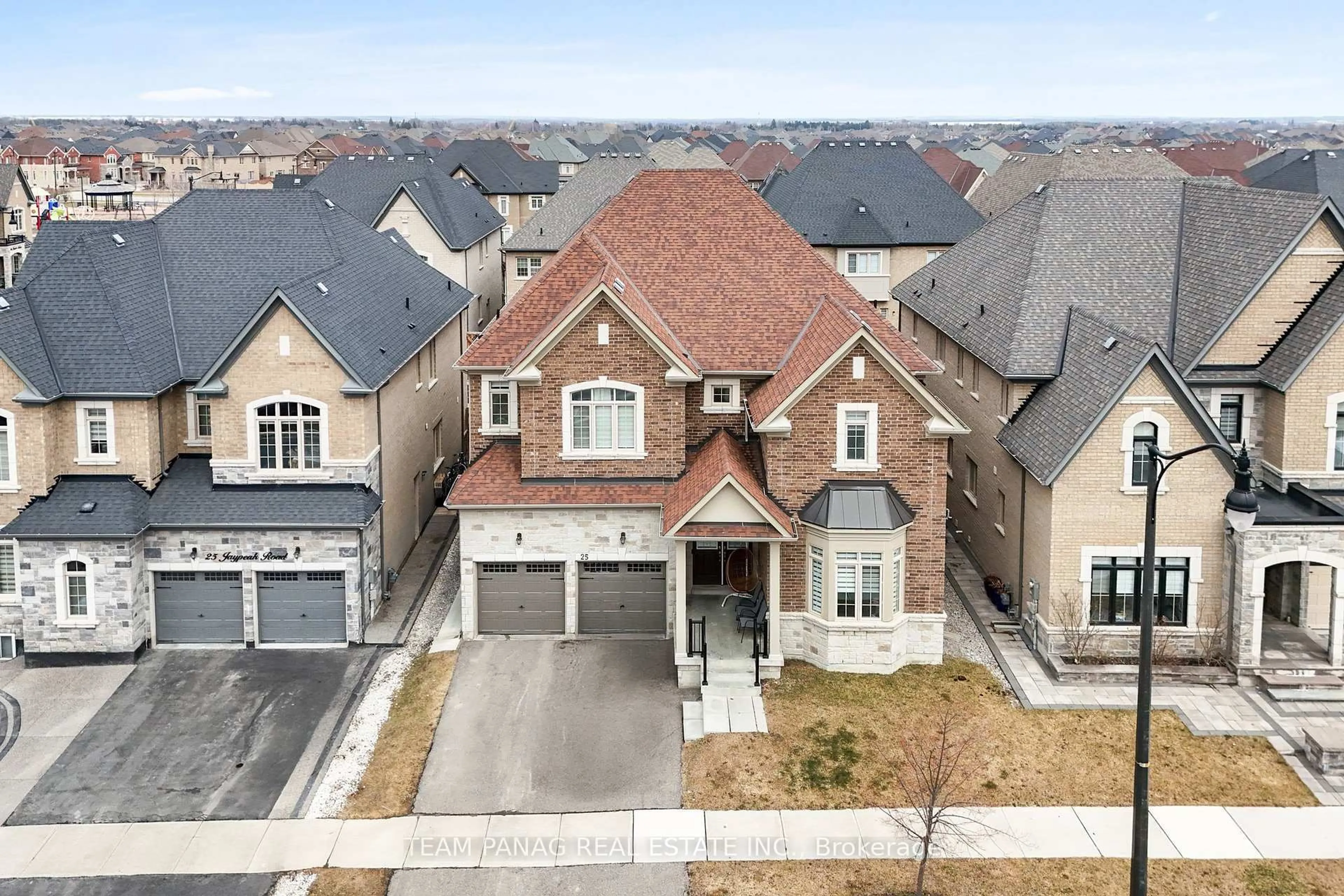 A pic from outside/outdoor area/front of a property/back of a property/a pic from drone, street for 25 Trail Rider Dr, Brampton Ontario L6P 4M4