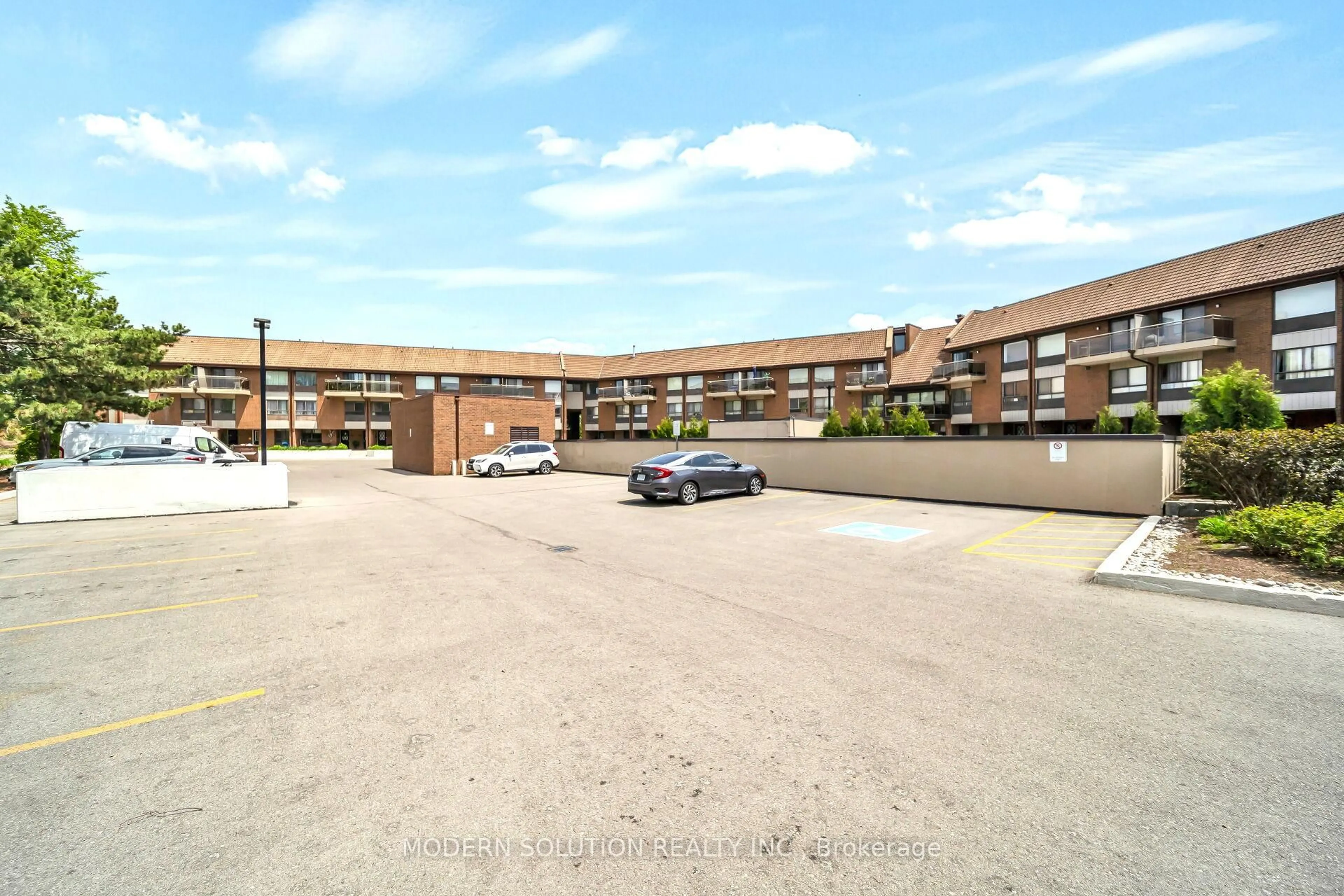 Patio, building for 1000 Cedarglen Gate #201, Mississauga Ontario L5C 3Z5