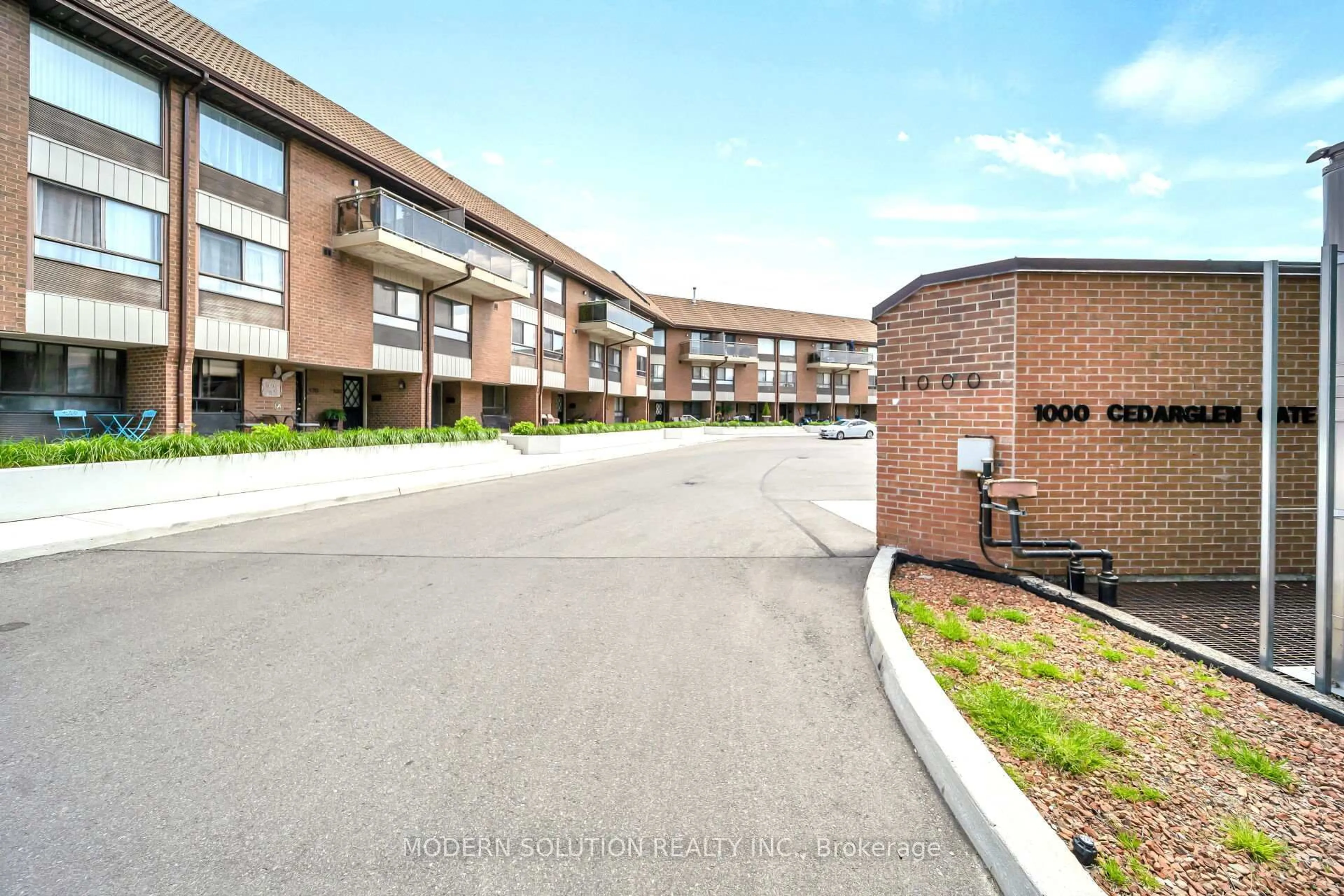 Patio, building for 1000 Cedarglen Gate #201, Mississauga Ontario L5C 3Z5
