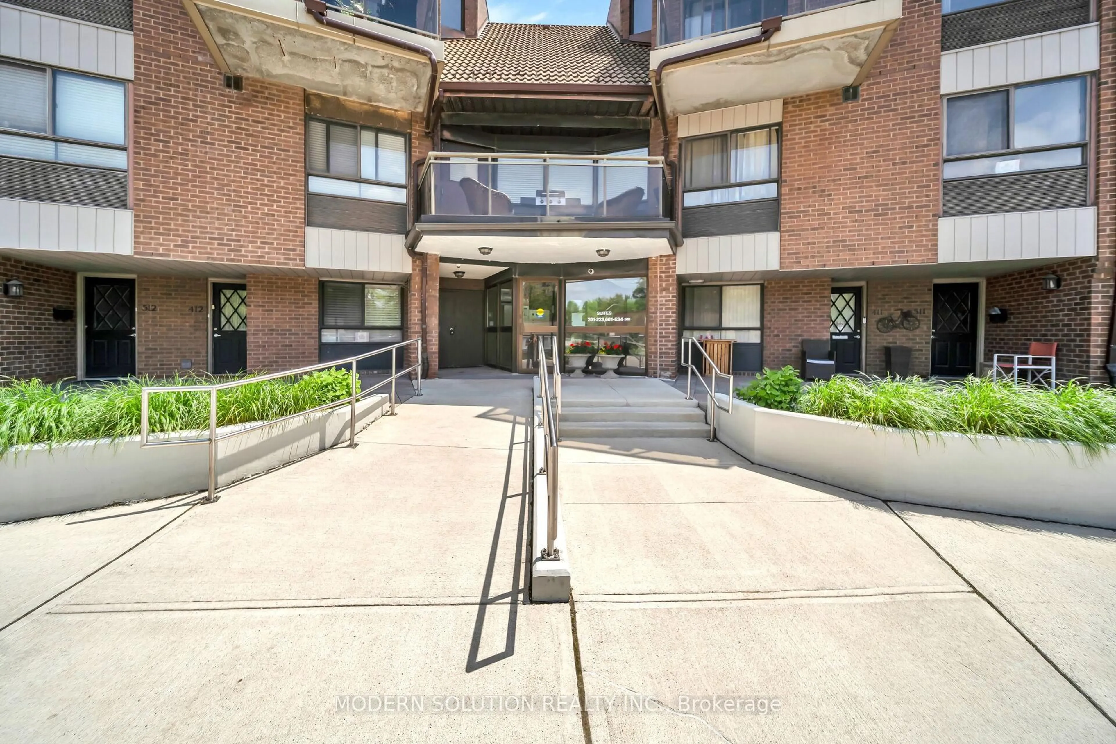 Indoor foyer for 1000 Cedarglen Gate #201, Mississauga Ontario L5C 3Z5