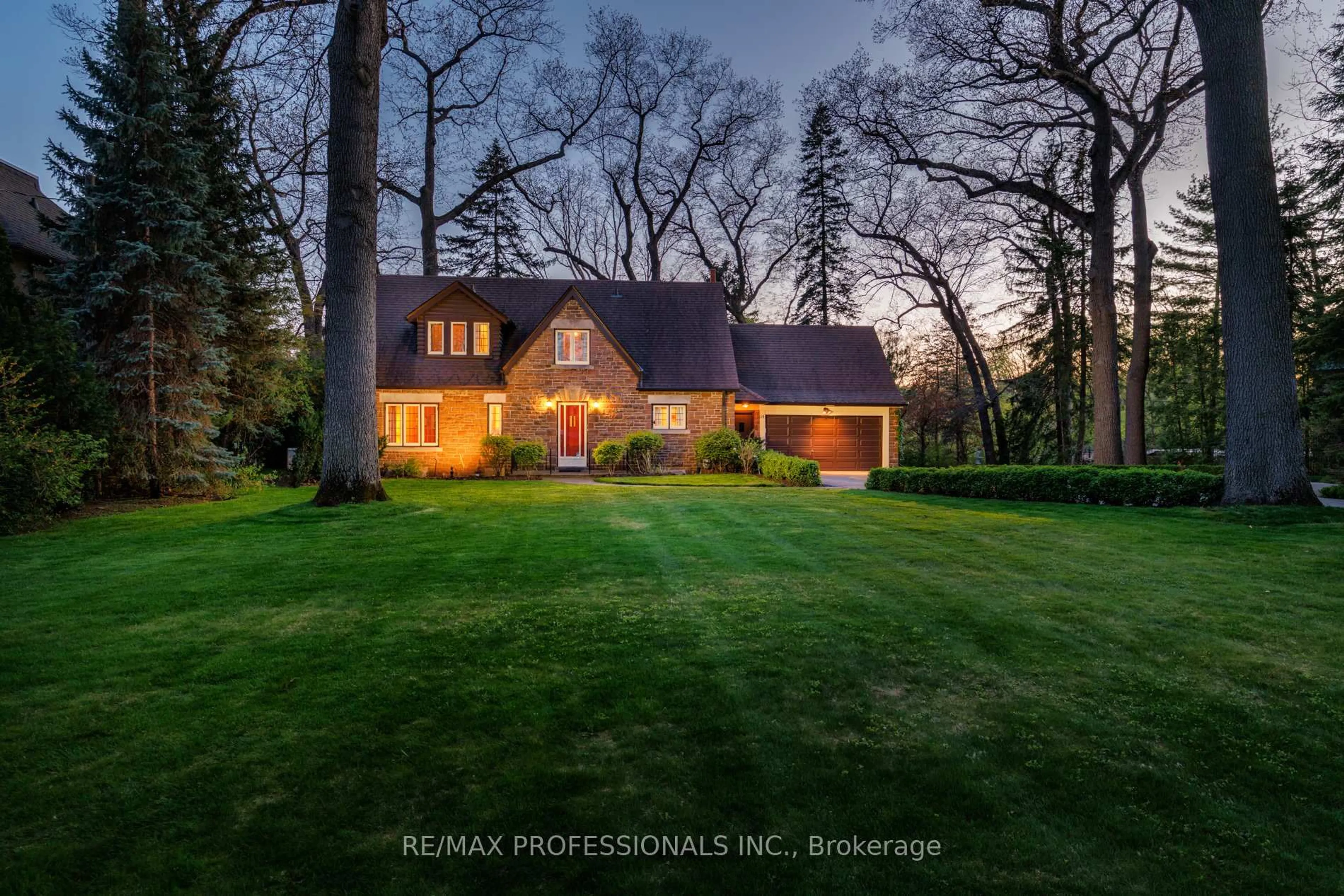 A pic from outside/outdoor area/front of a property/back of a property/a pic from drone, unknown for 14 North Dr, Toronto Ontario M9A 4P9