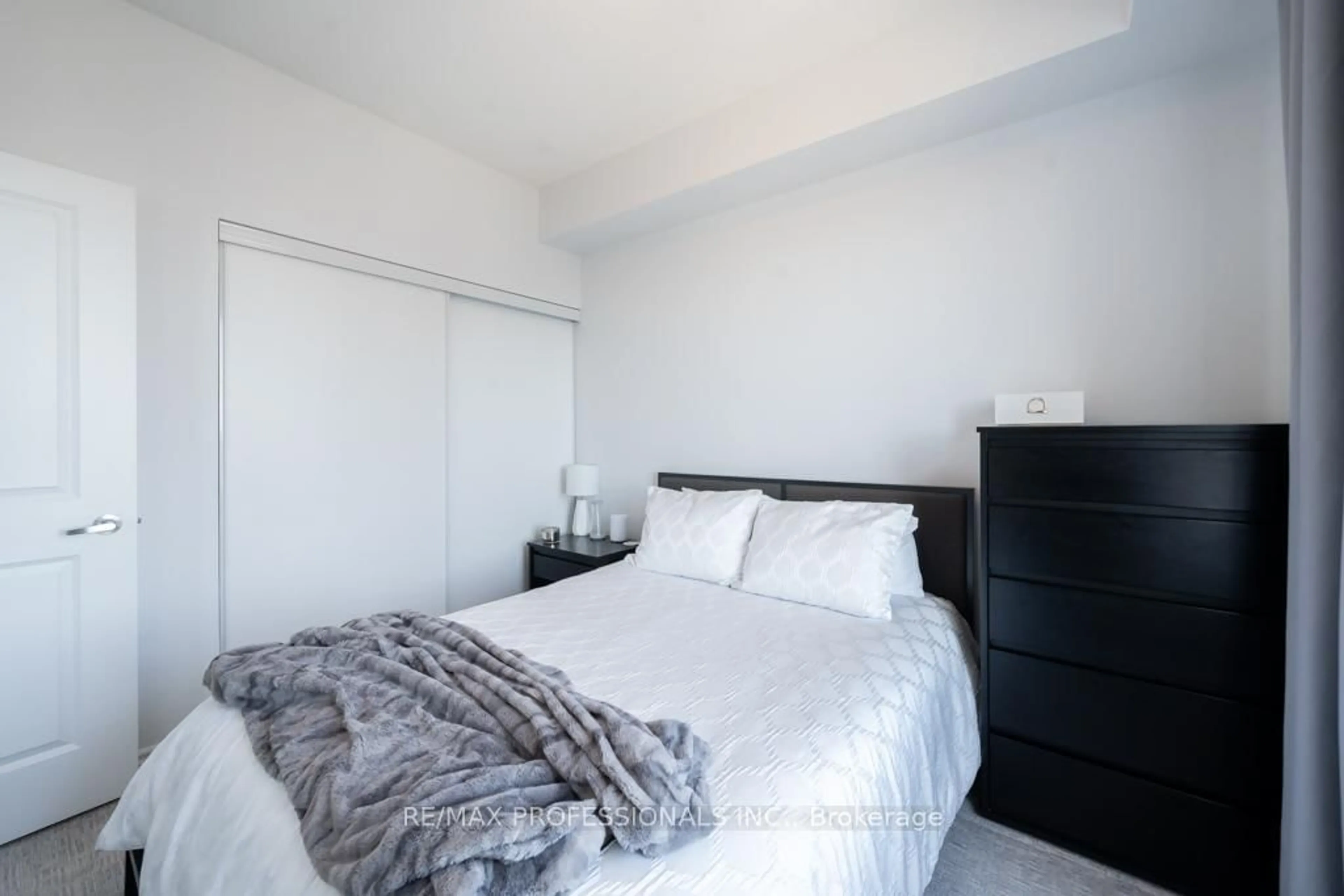 Bedroom with bed, unknown for 385 Prince of Wales Dr #3506, Mississauga Ontario L5B 0C6