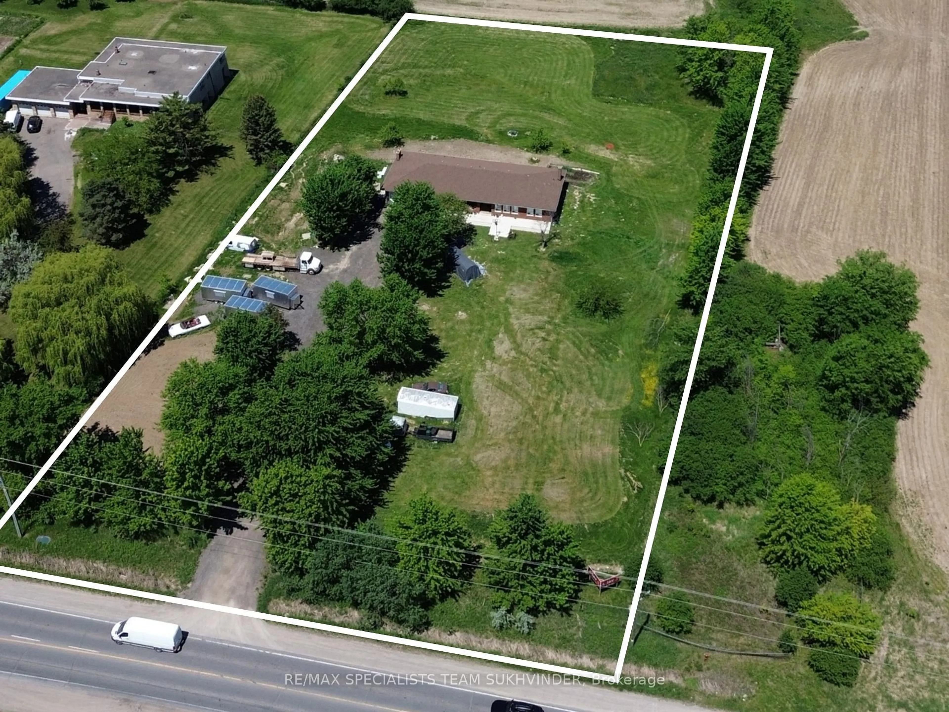 A pic from outside/outdoor area/front of a property/back of a property/a pic from drone, street for 7236 Mayfield Rd, Caledon Ontario L7C 0Z9