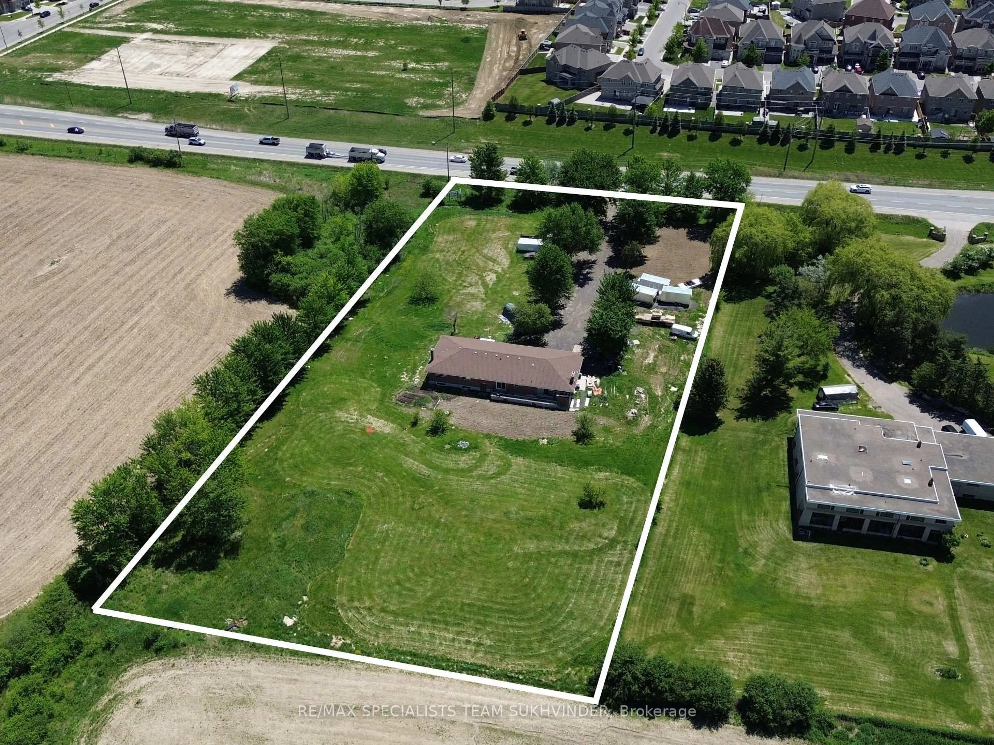 A pic from outside/outdoor area/front of a property/back of a property/a pic from drone, street for 7236 Mayfield Rd, Caledon Ontario L7C 0Z9