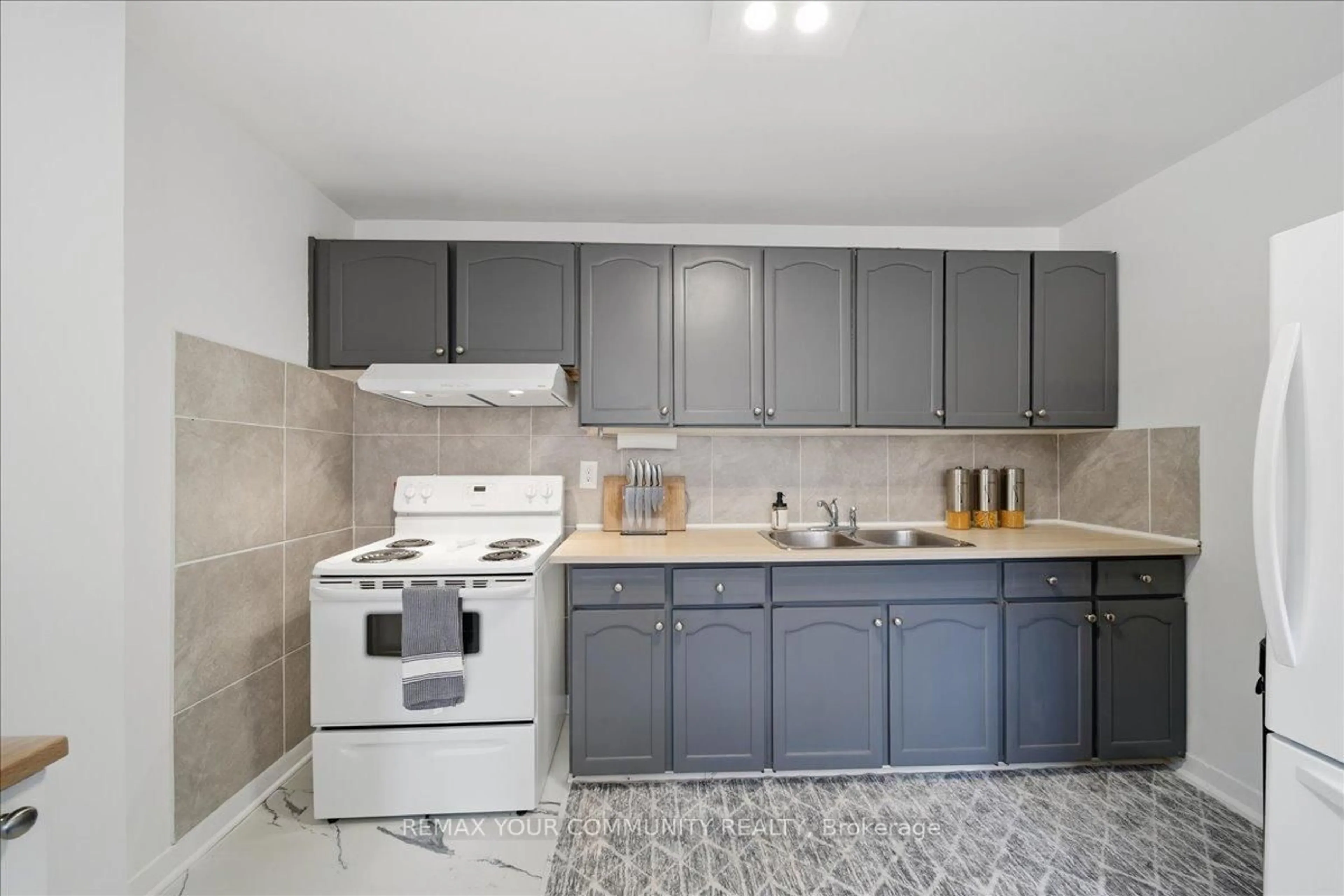 Standard kitchen, ceramic/tile floor for 23 Brookwell Dr #3, Toronto Ontario M3M 2X9