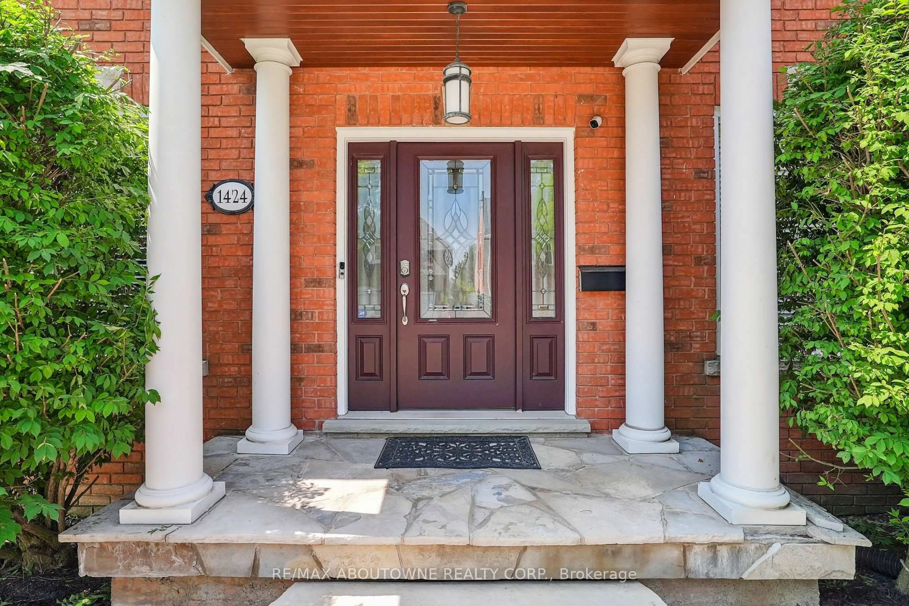 Indoor entryway for 1424 The Links Dr, Oakville Ontario L6M 2N9