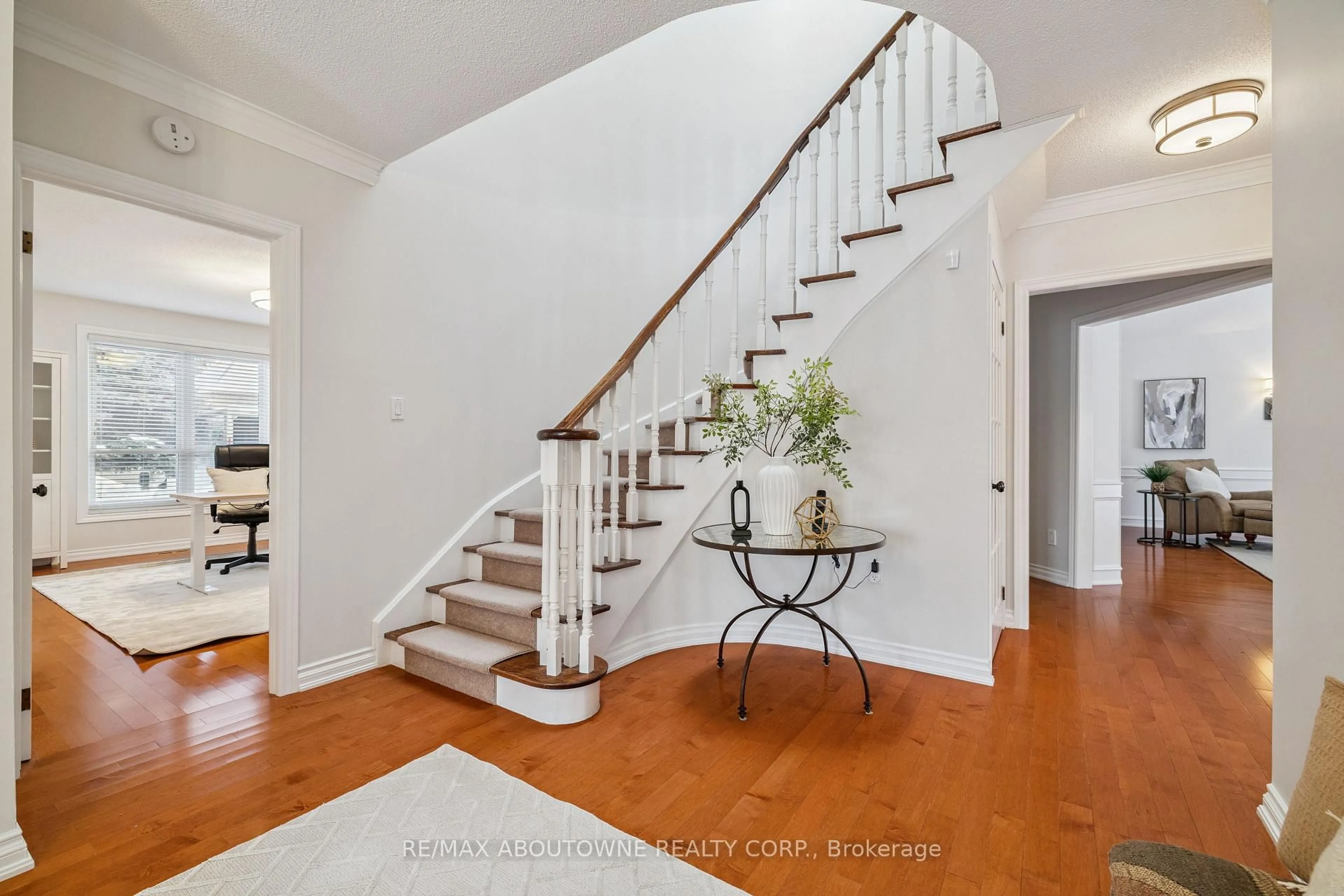 Indoor entryway for 1424 The Links Dr, Oakville Ontario L6M 2N9