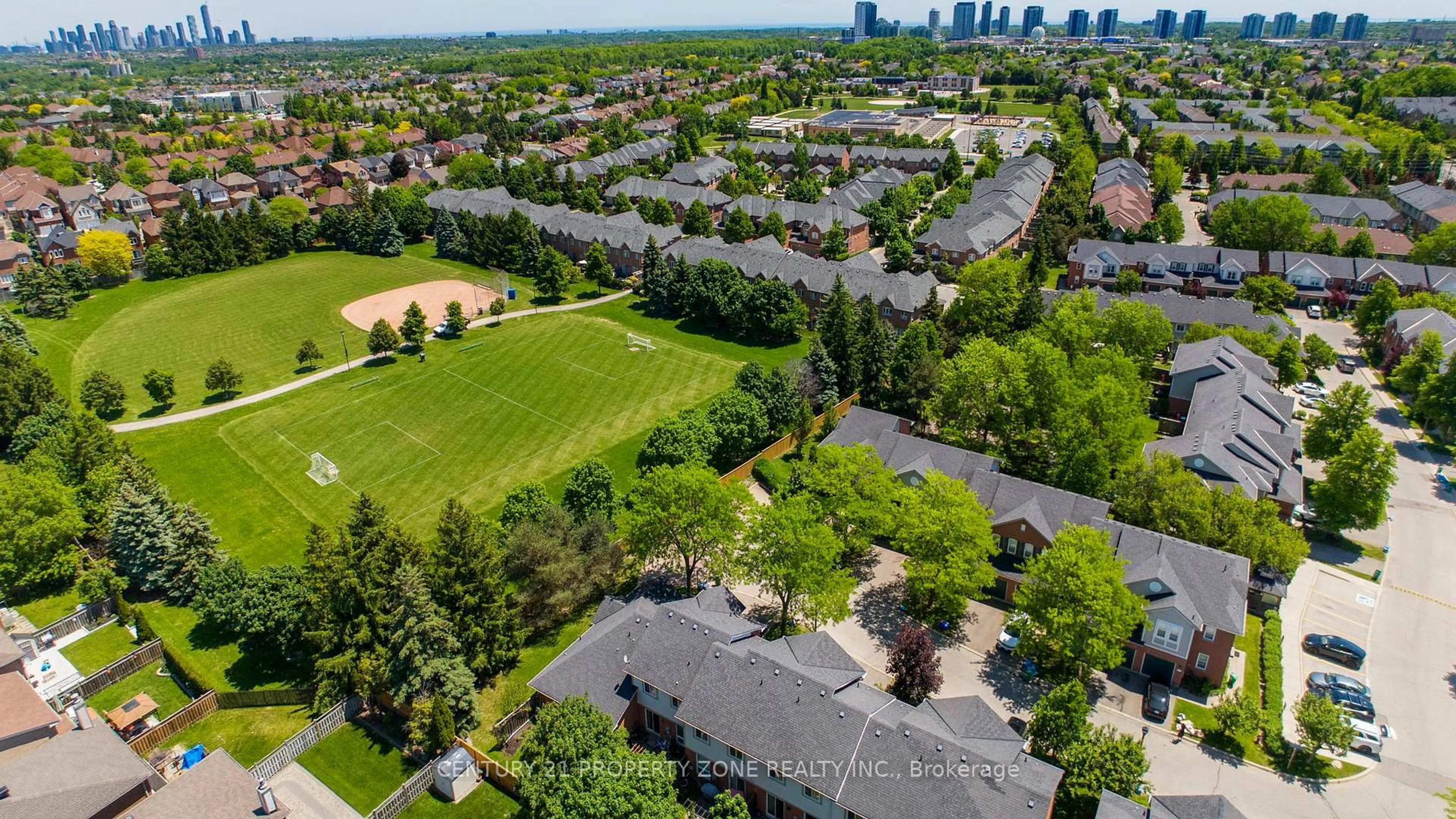 A pic from outside/outdoor area/front of a property/back of a property/a pic from drone, city buildings view from balcony for 5659 Glen Erin Dr #40, Mississauga Ontario L5M 5P2