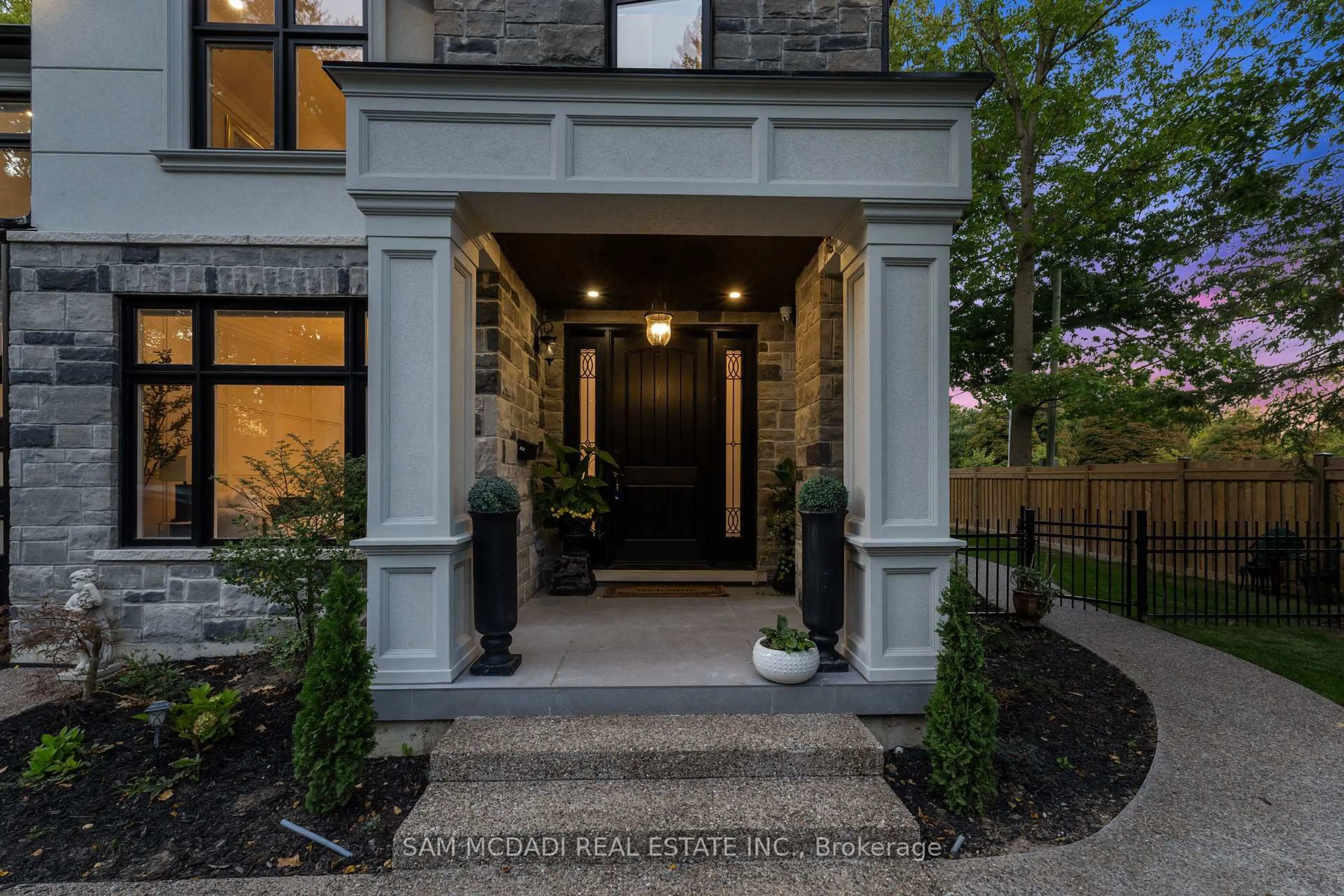 Indoor entryway for 72 Oakes Dr, Mississauga Ontario L5G 3M1
