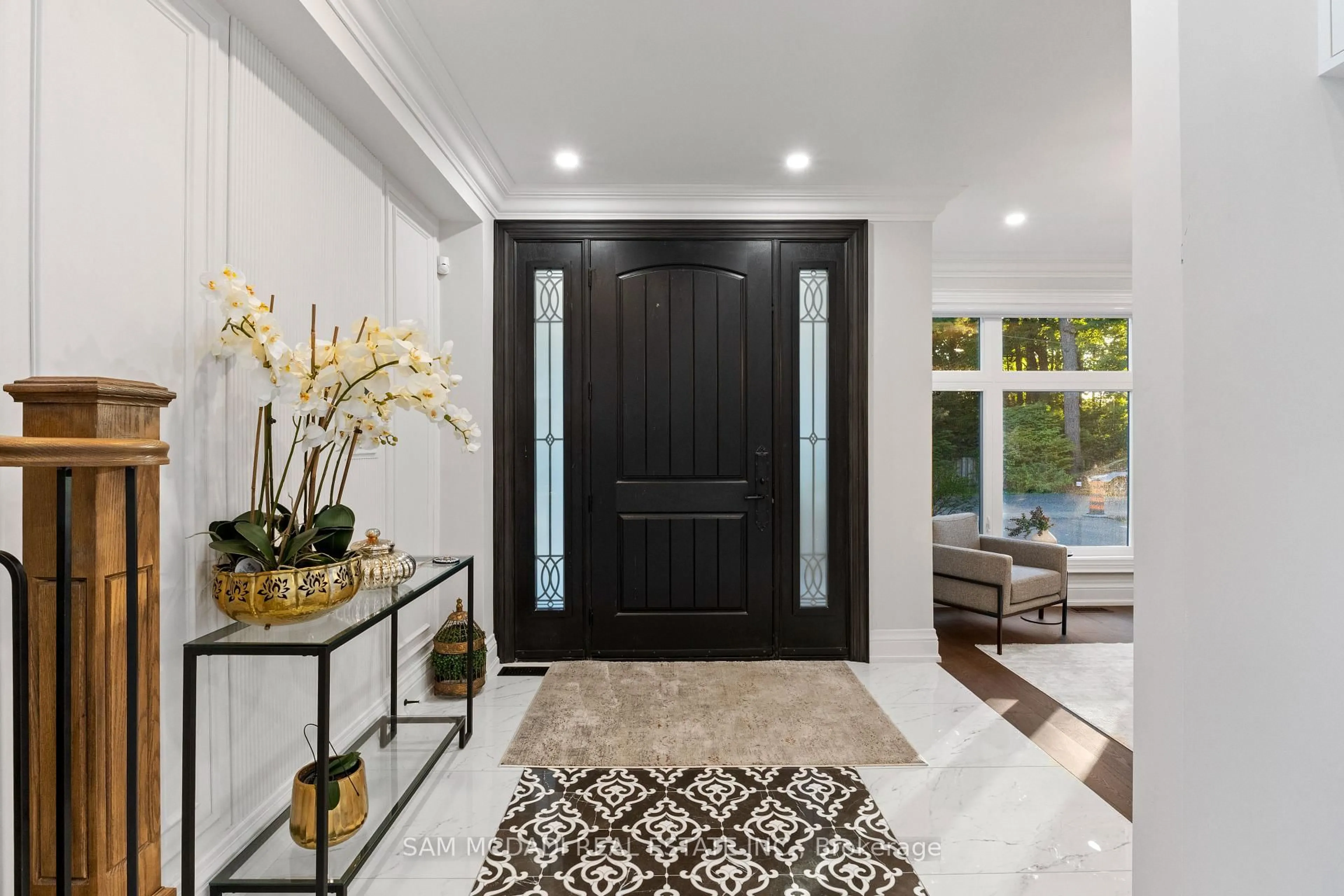 Indoor entryway for 72 Oakes Dr, Mississauga Ontario L5G 3M1