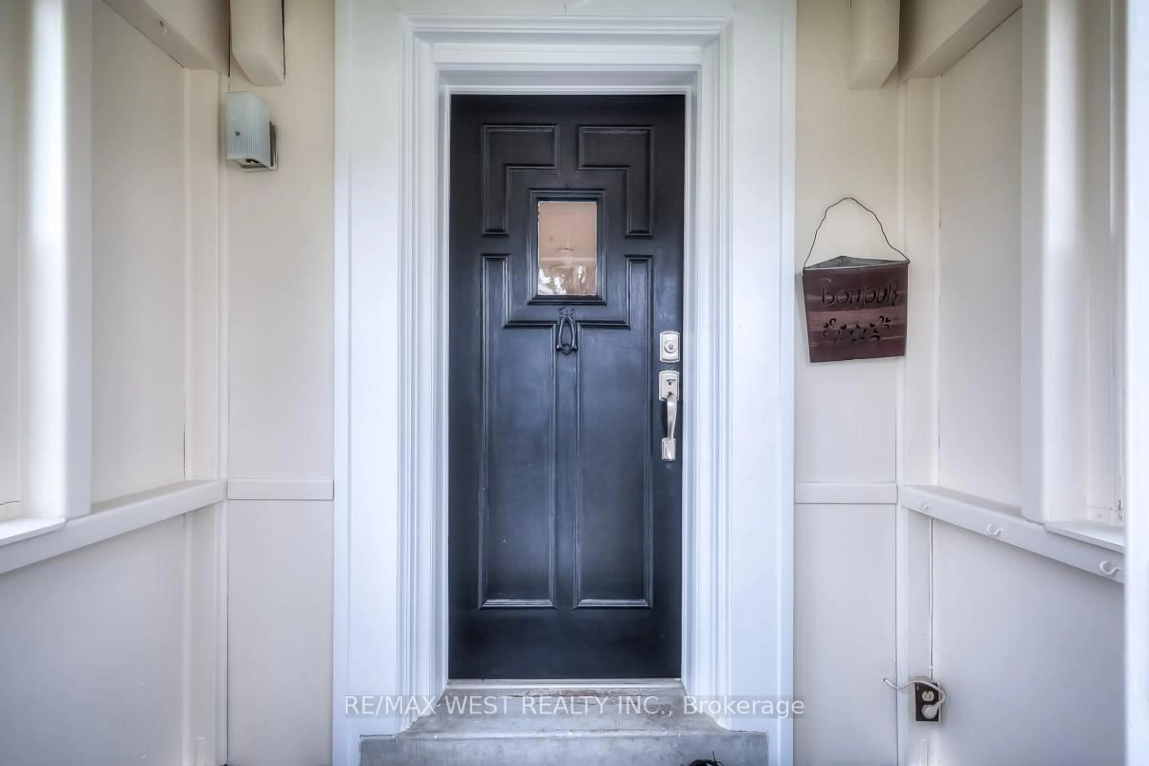 Indoor entryway for 1109 Royal York Rd, Toronto Ontario M8X 2G8