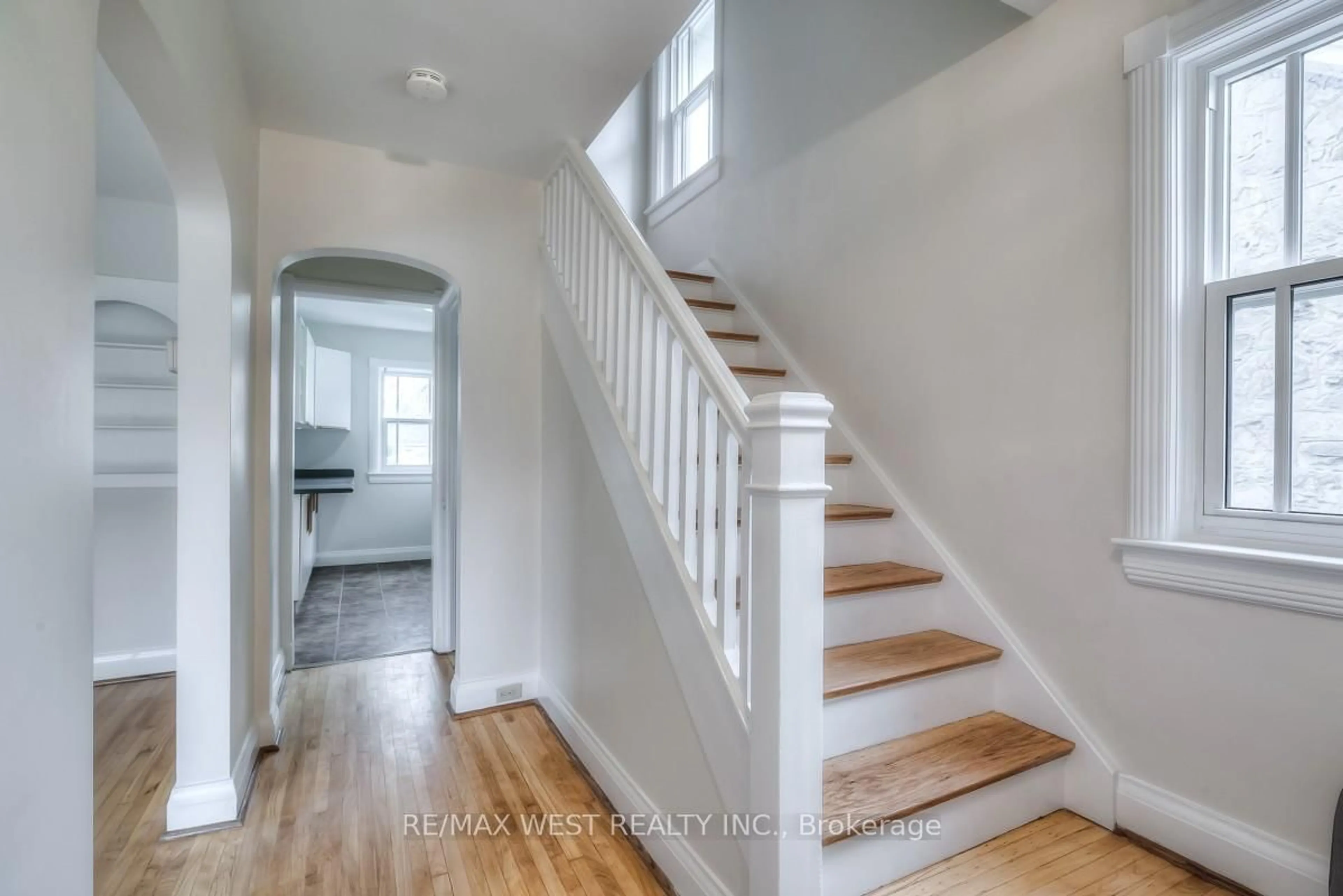 Indoor entryway for 1109 Royal York Rd, Toronto Ontario M8X 2G8