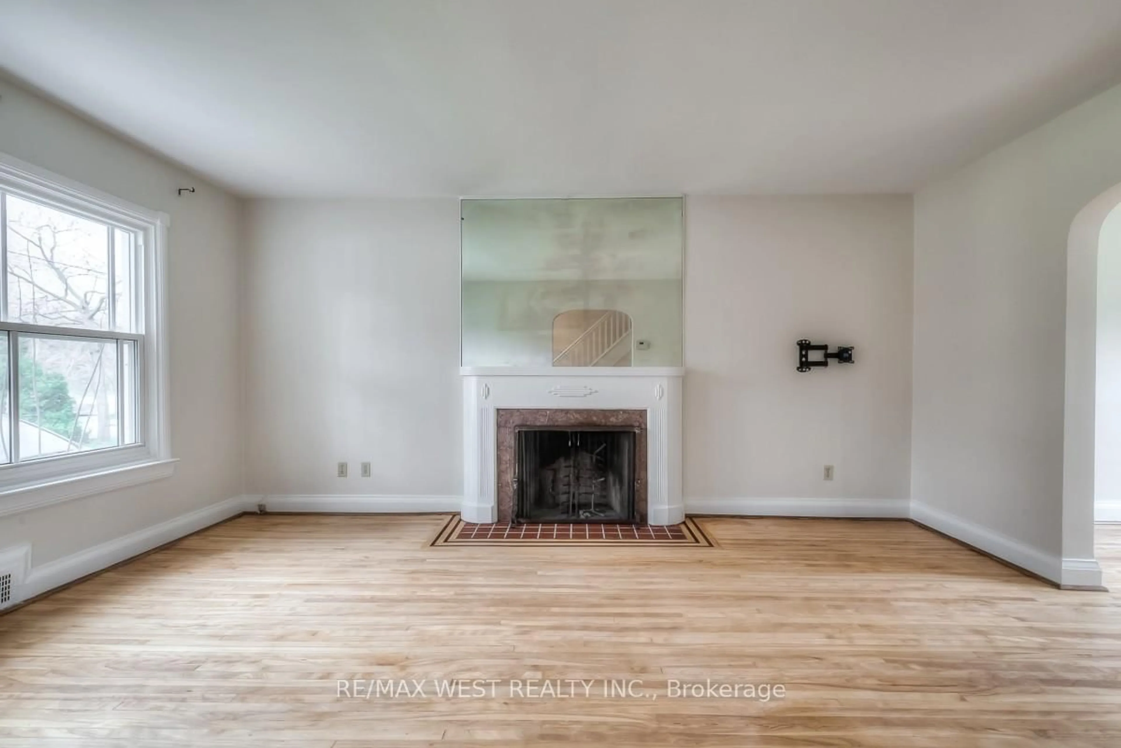 A pic of a room for 1109 Royal York Rd, Toronto Ontario M8X 2G8