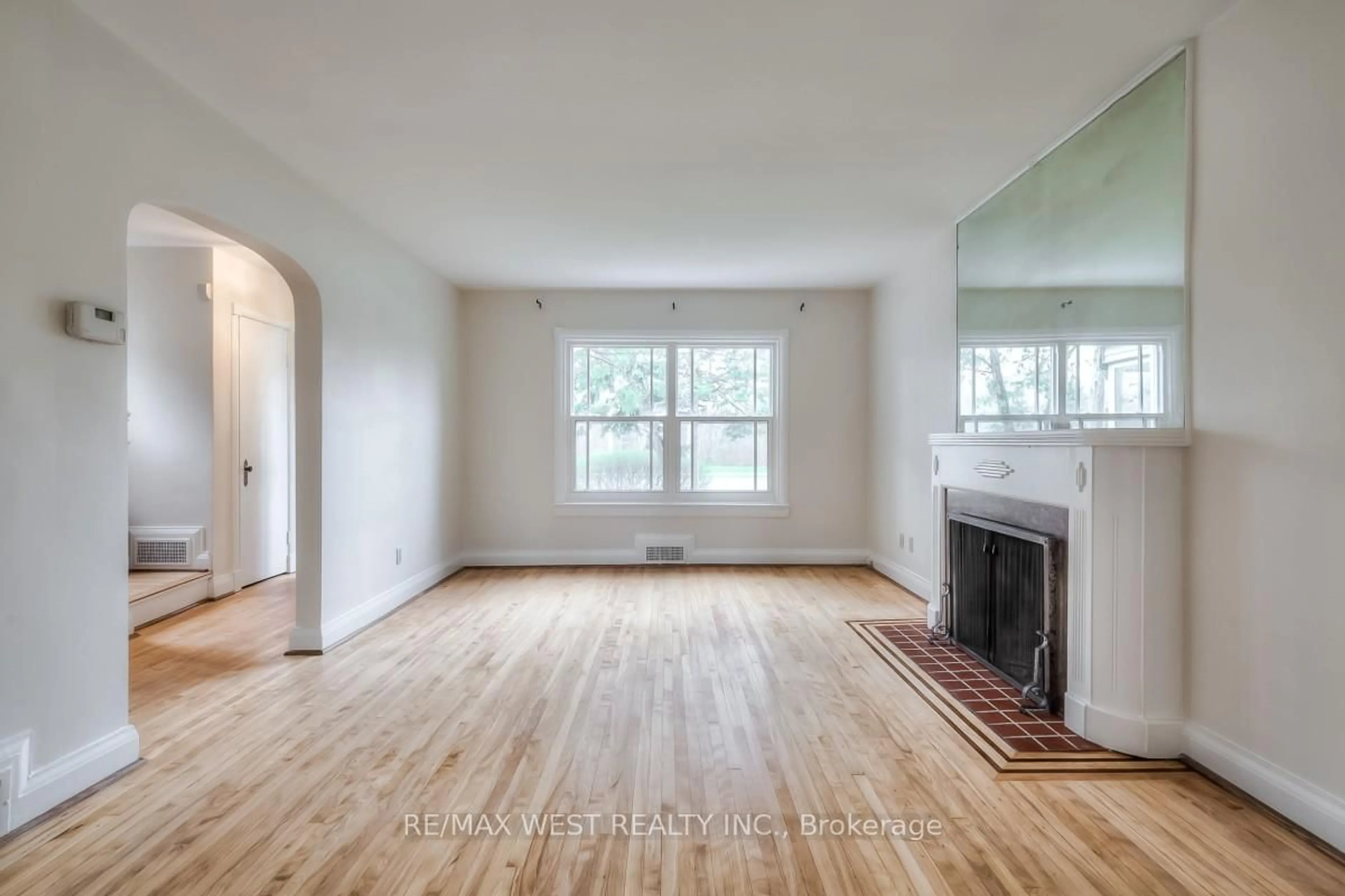 A pic of a room for 1109 Royal York Rd, Toronto Ontario M8X 2G8
