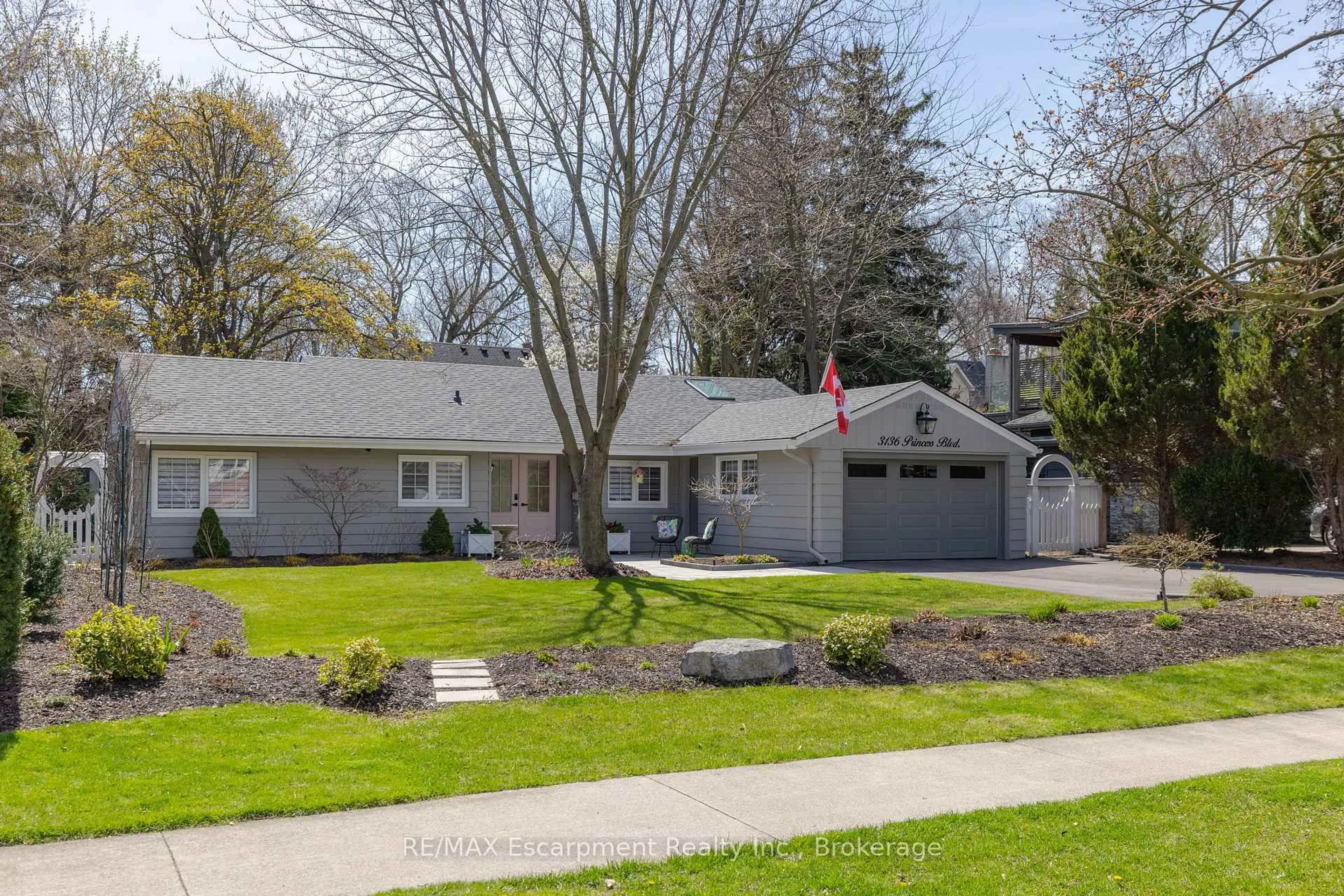 Home with vinyl exterior material, street for 3136 Princess Blvd, Burlington Ontario L7N 1G4