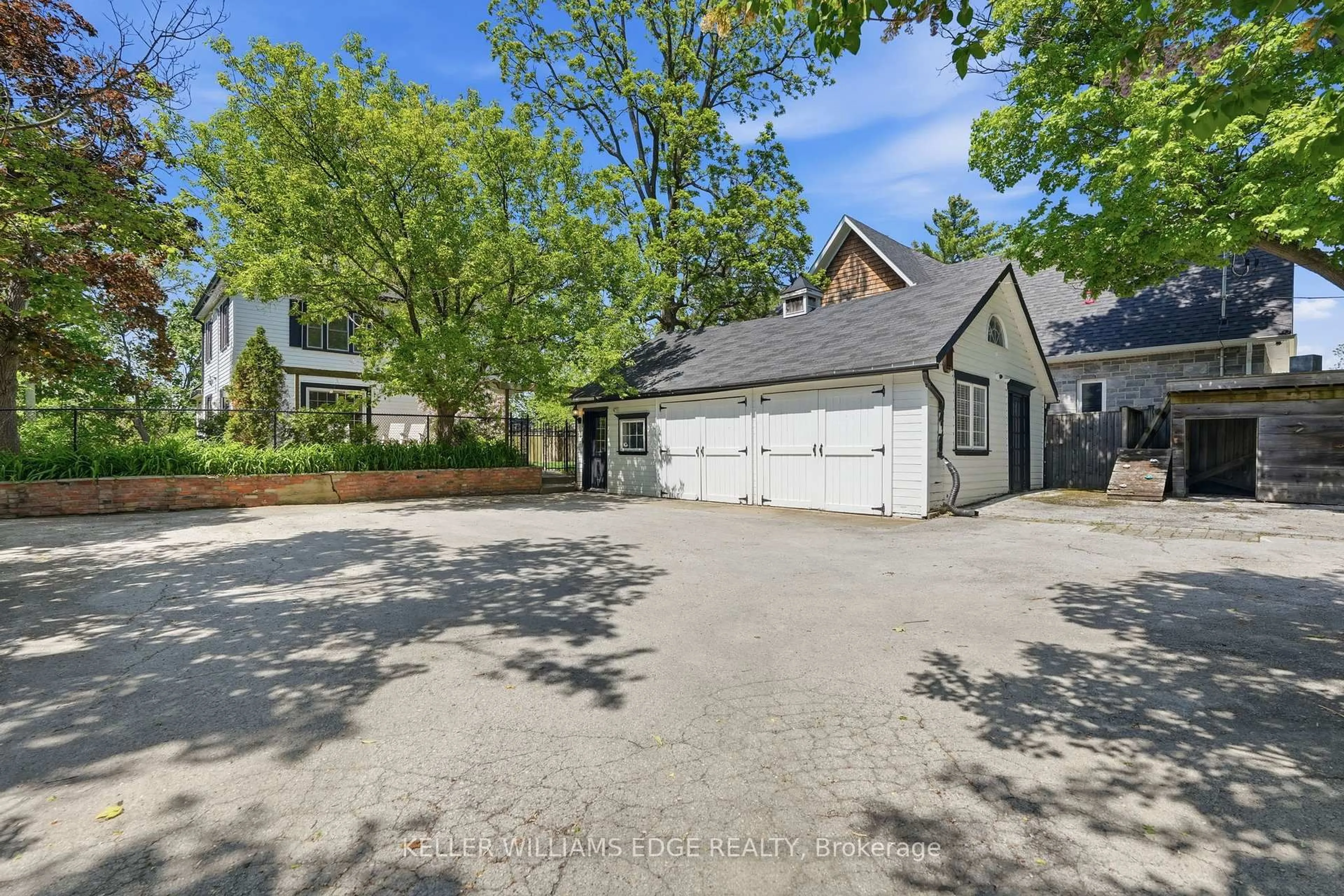 A pic from outside/outdoor area/front of a property/back of a property/a pic from drone, street for 6123 Guelph Line, Burlington Ontario L7P 0A6