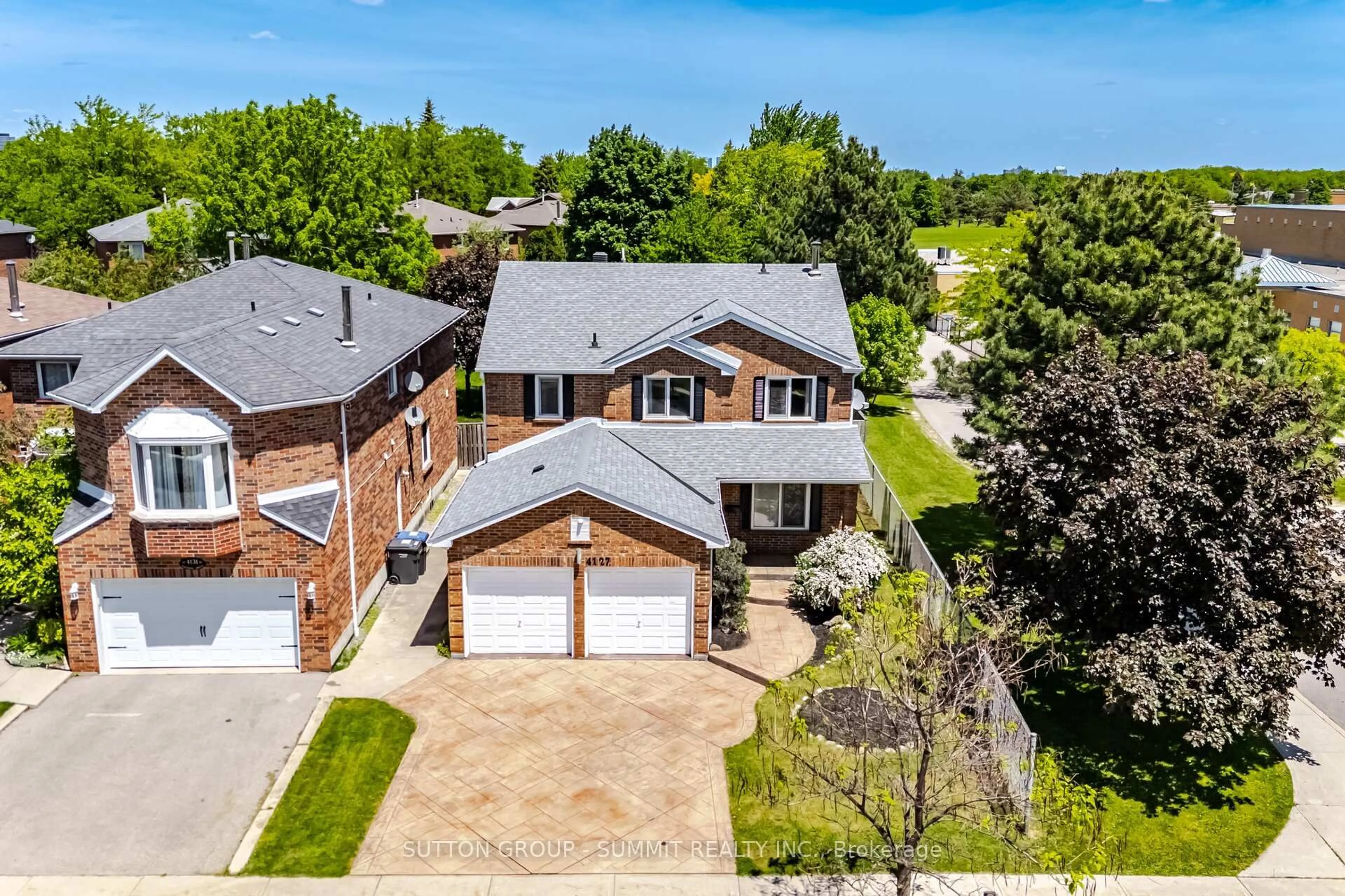 A pic from outside/outdoor area/front of a property/back of a property/a pic from drone, street for 4127 COLONIAL Dr, Mississauga Ontario L5L 4E8