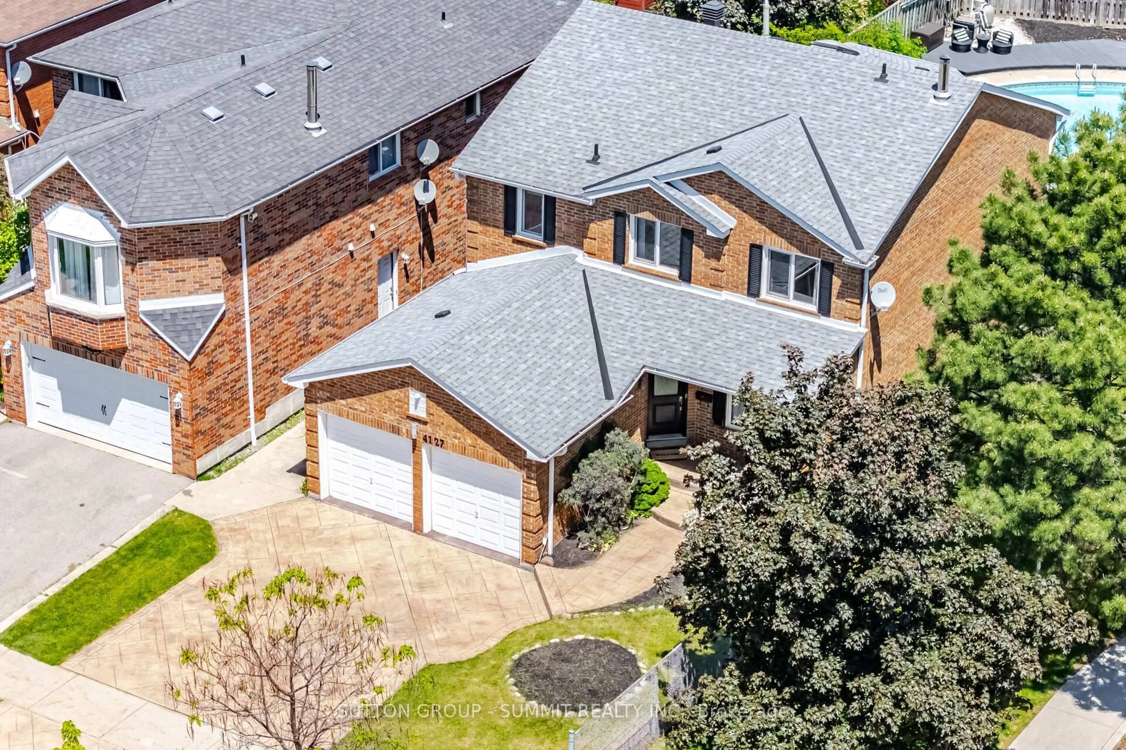 A pic from outside/outdoor area/front of a property/back of a property/a pic from drone, street for 4127 COLONIAL Dr, Mississauga Ontario L5L 4E8