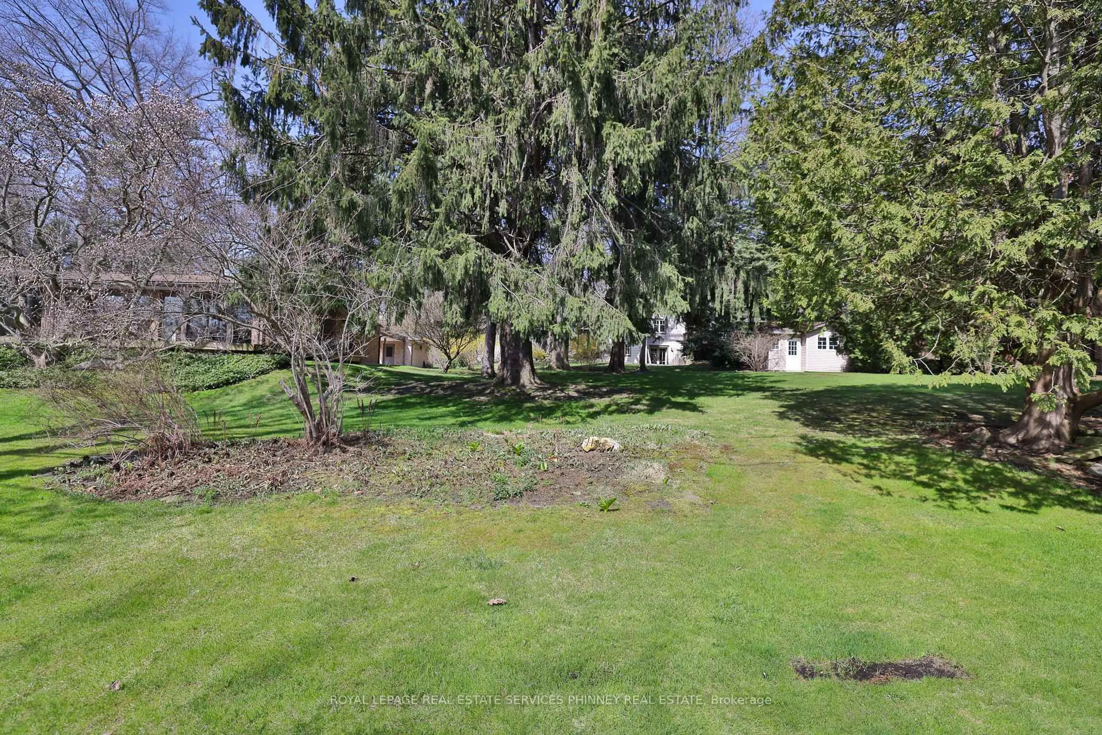 A pic from outside/outdoor area/front of a property/back of a property/a pic from drone, unknown for 845 Chaucer Ave, Mississauga Ontario L5H 2Z5