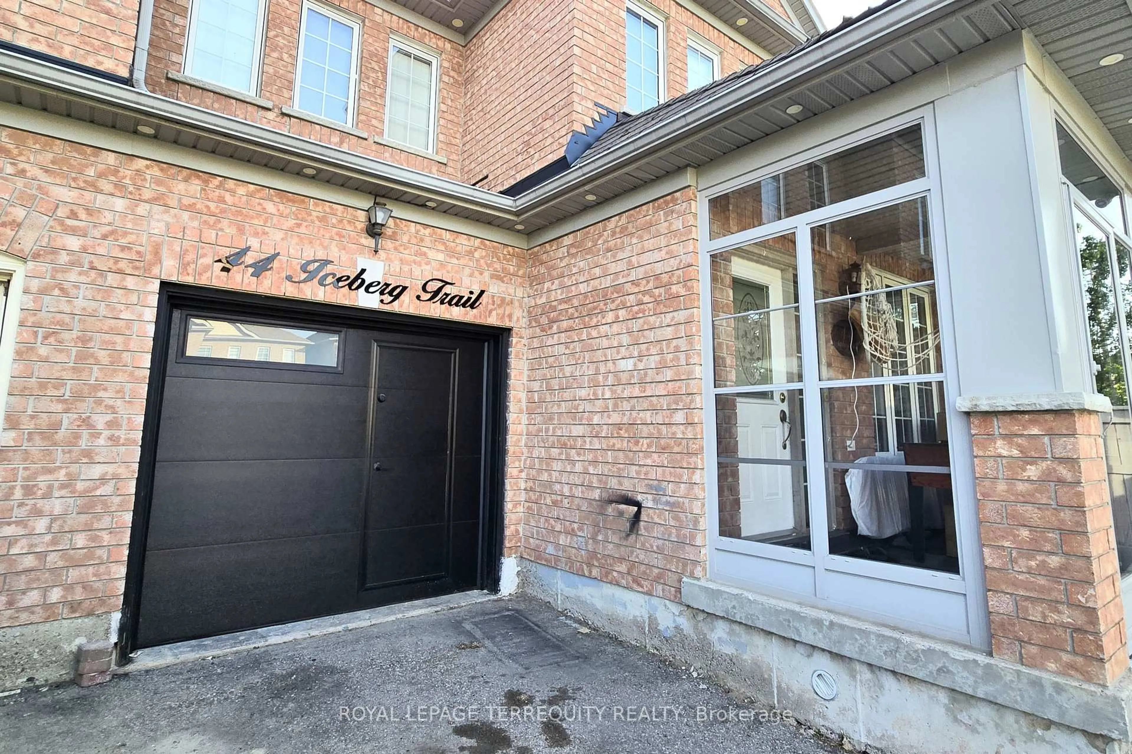 Indoor foyer for 44 Iceberg Tr, Brampton Ontario L6R 0J7