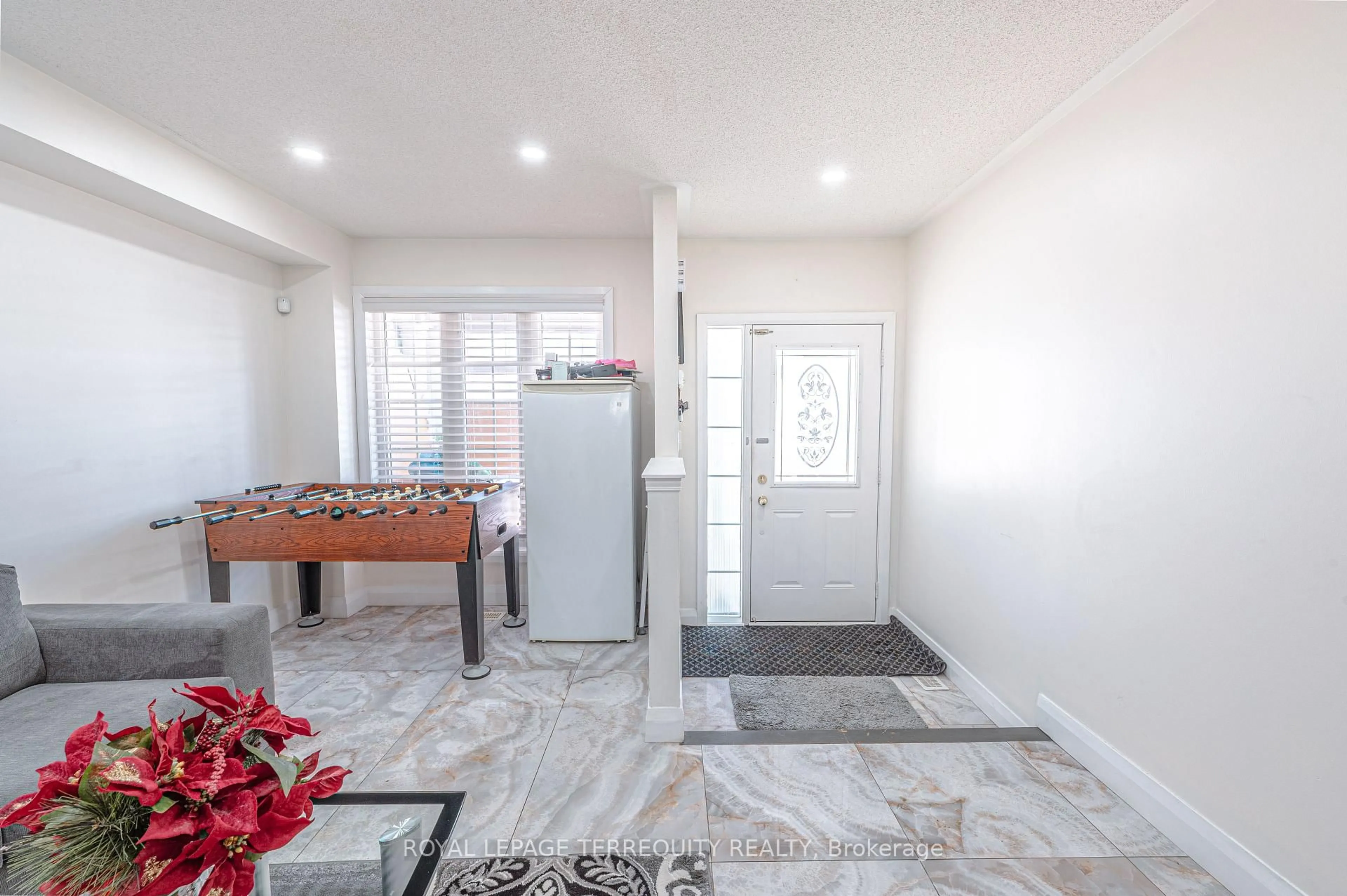 Indoor foyer for 44 Iceberg Tr, Brampton Ontario L6R 0J7