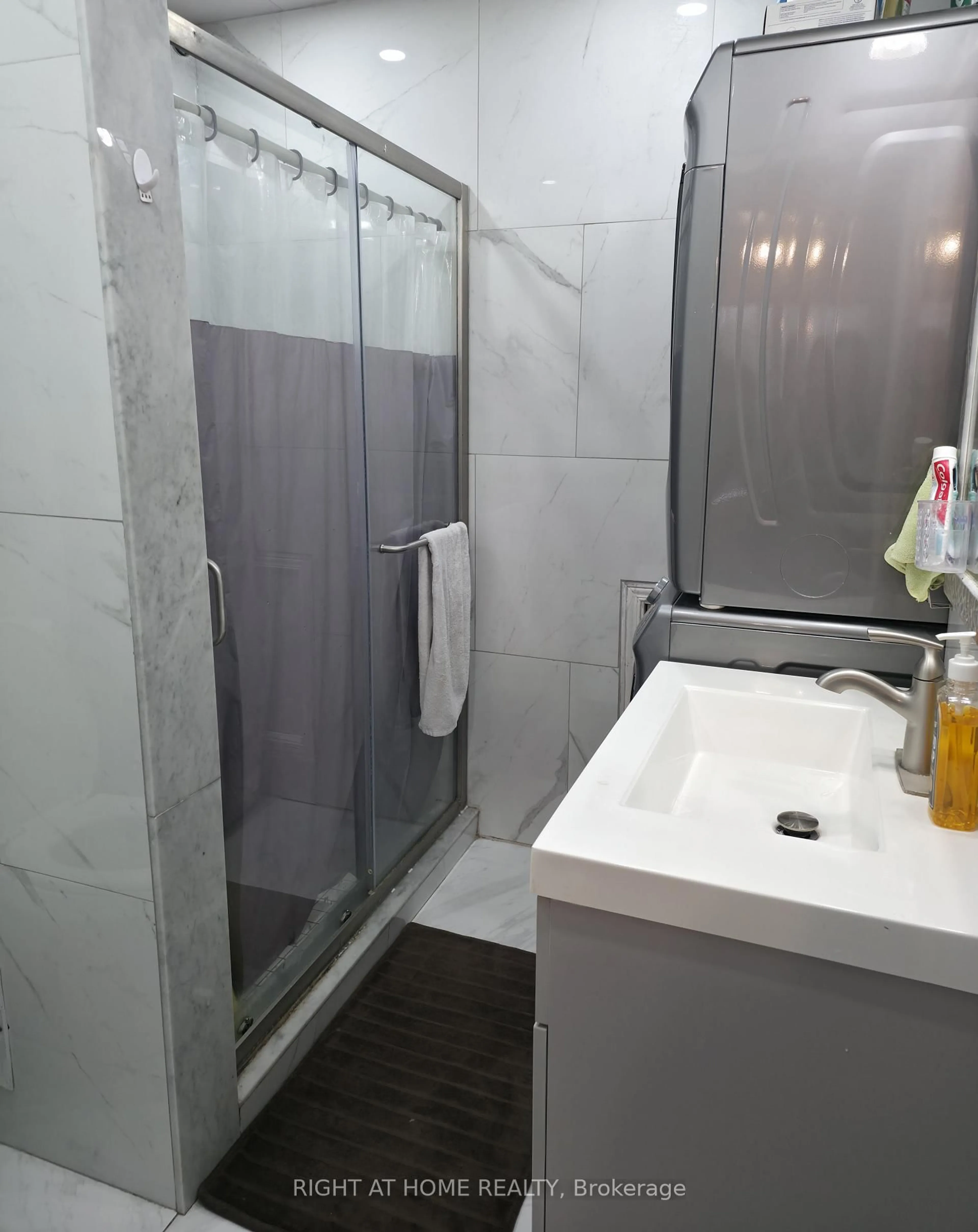 Standard bathroom, unknown for 14 Santa Anita Crt, Brampton Ontario L6Y 4P8