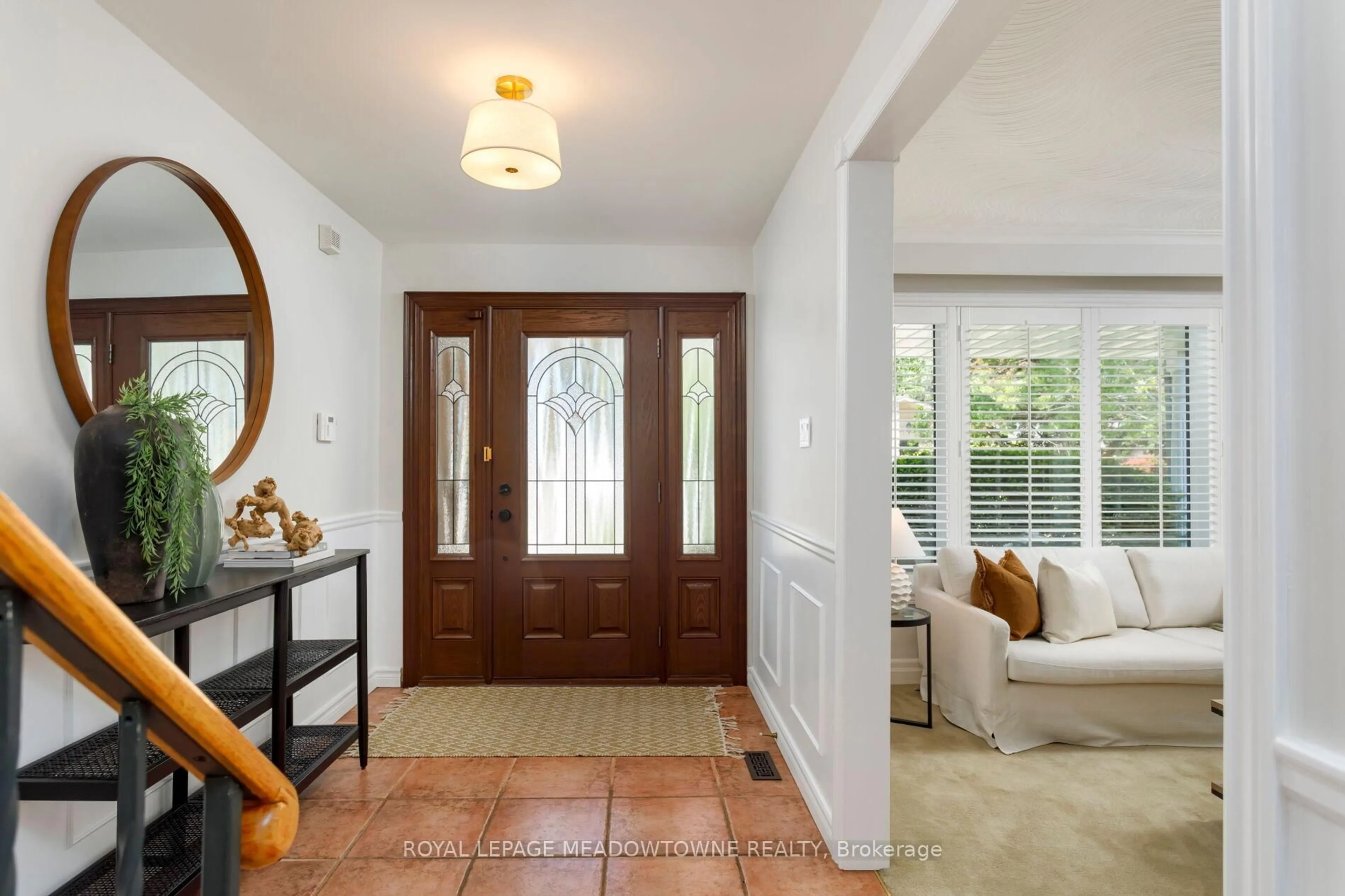 Indoor entryway for 2130 Varency Dr, Mississauga Ontario L5K 1C3