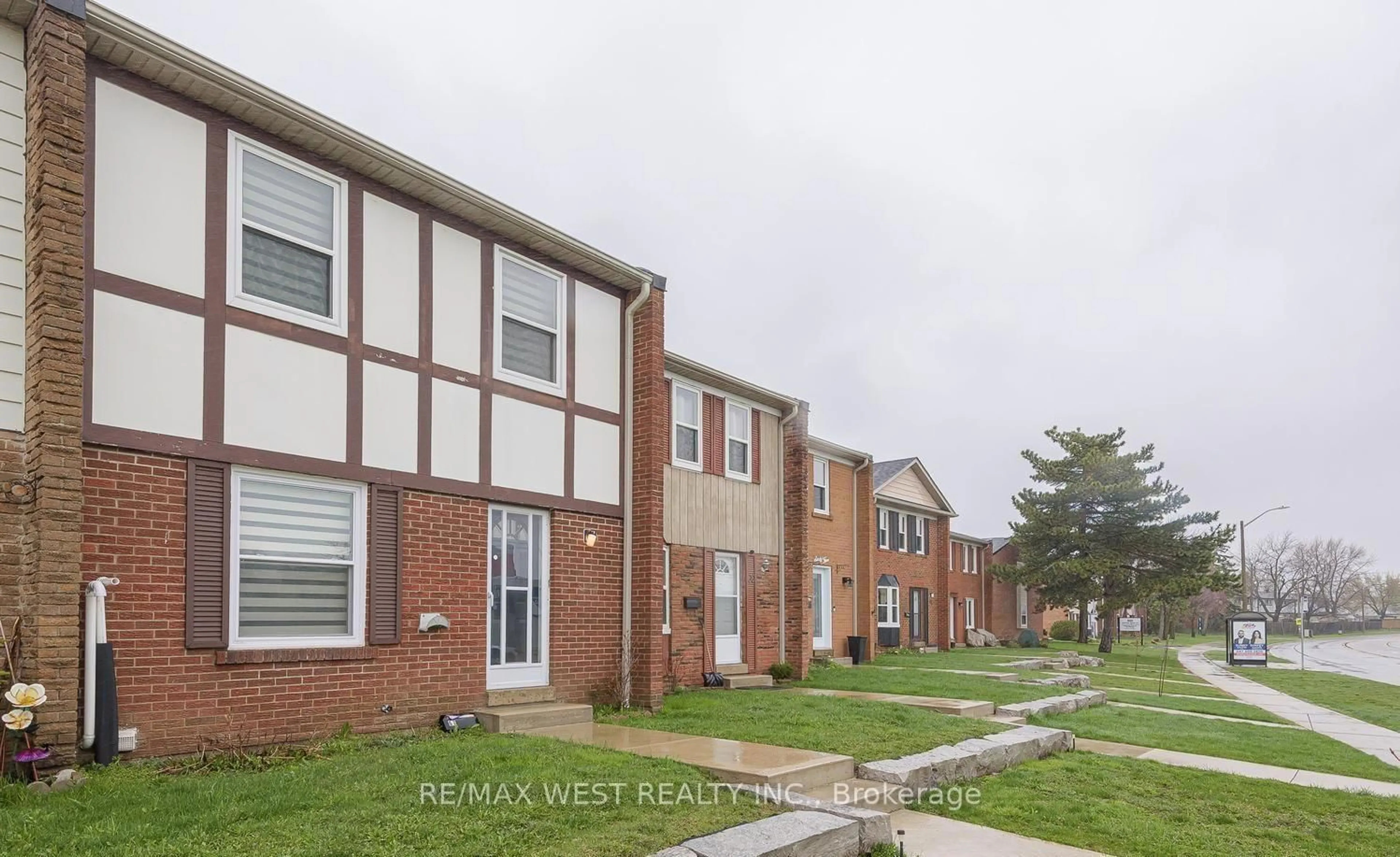 Home with brick exterior material, street for 900 Central Park Dr #67, Brampton Ontario L6S 3J6