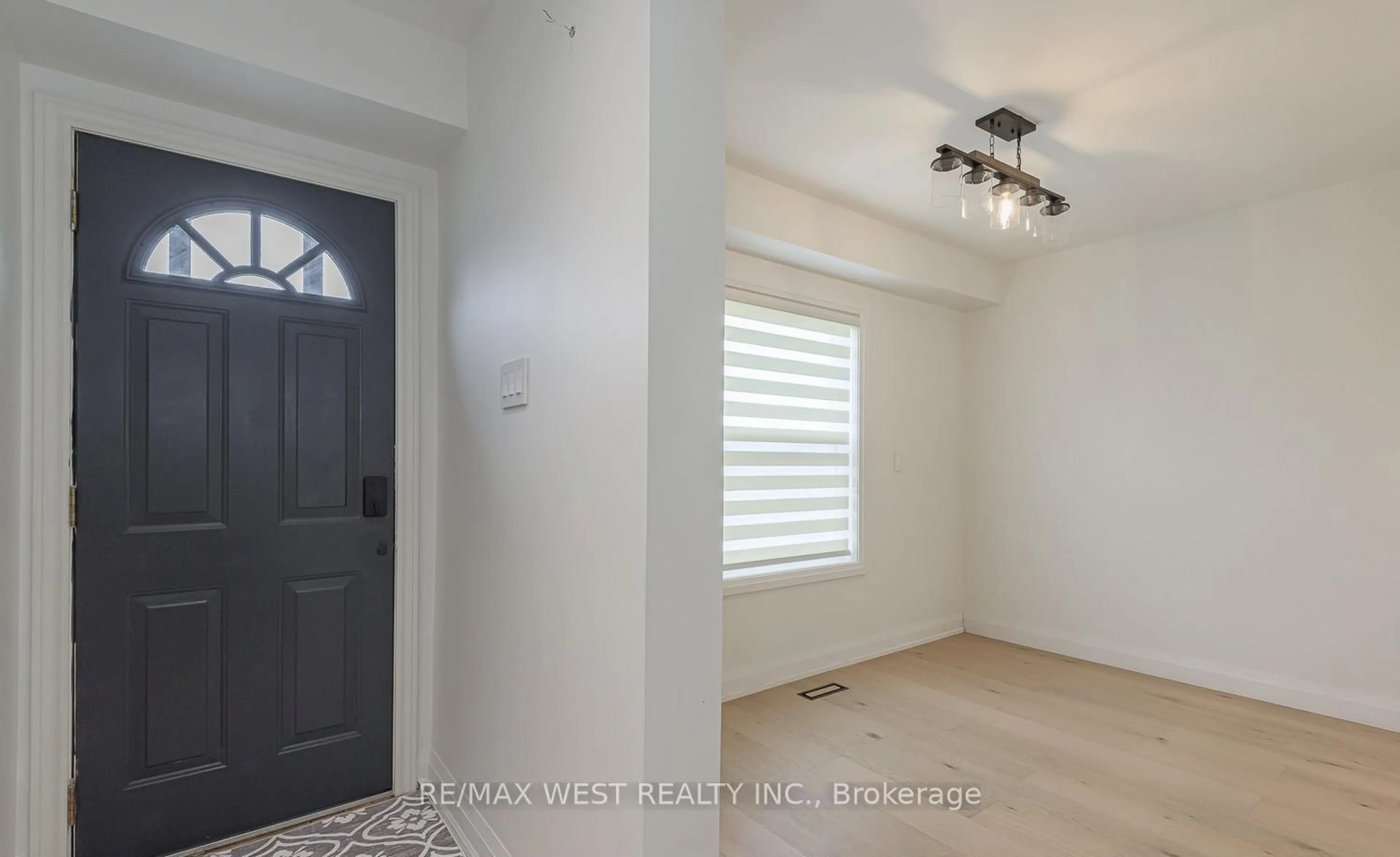 Indoor entryway for 900 Central Park Dr #67, Brampton Ontario L6S 3J6