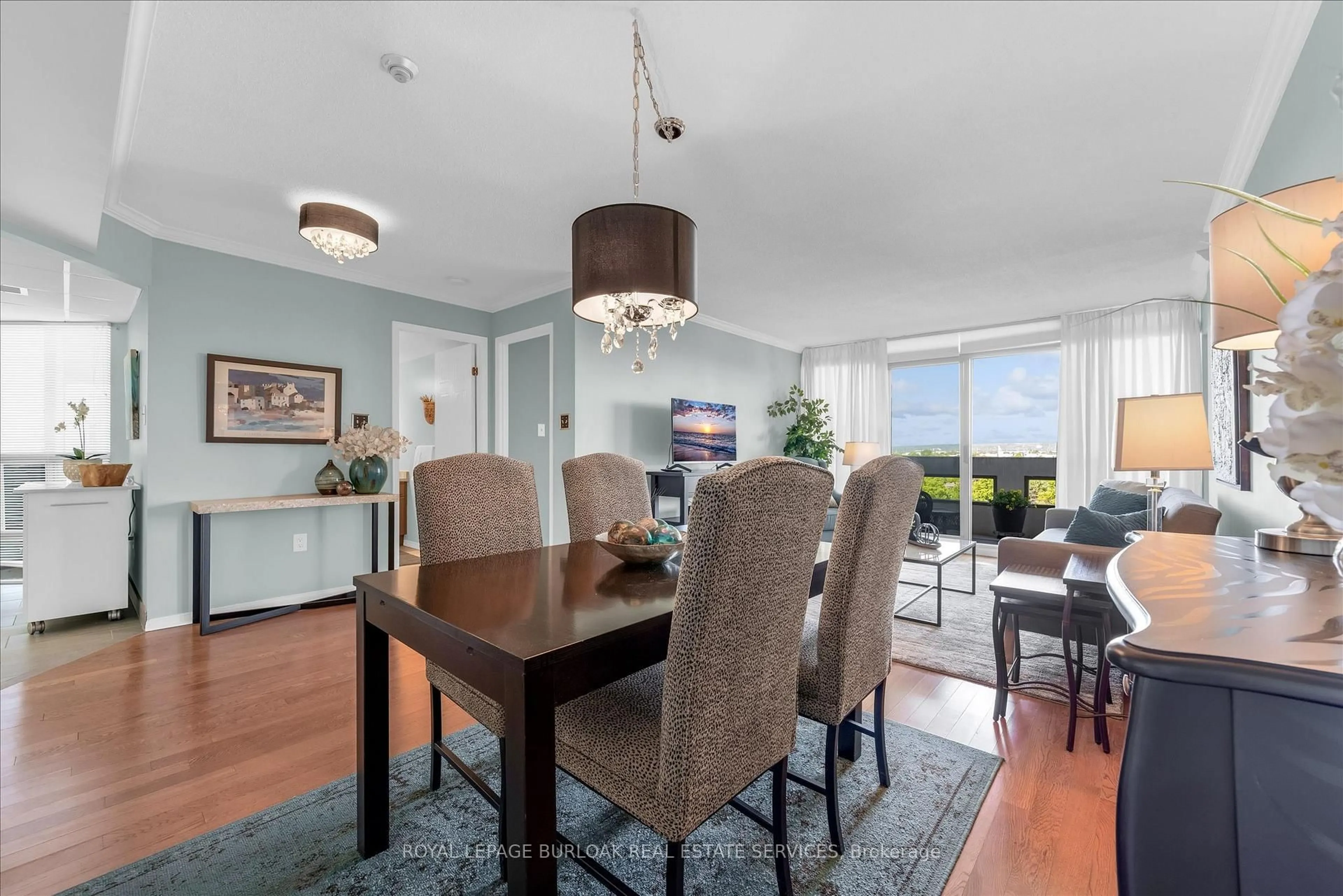 Dining room, wood/laminate floor for 5090 Pinedale Ave #909, Burlington Ontario L7L 3V8