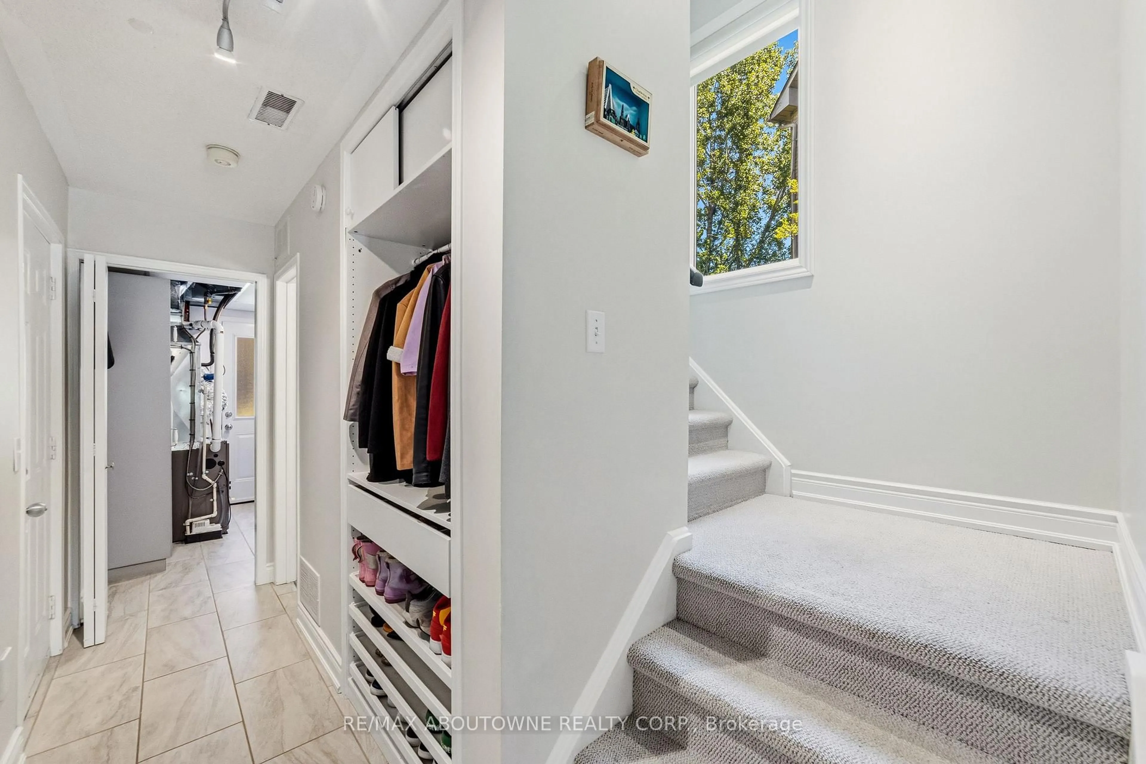 Indoor entryway for 2355 Strawfield Crt, Oakville Ontario L6H 6C1