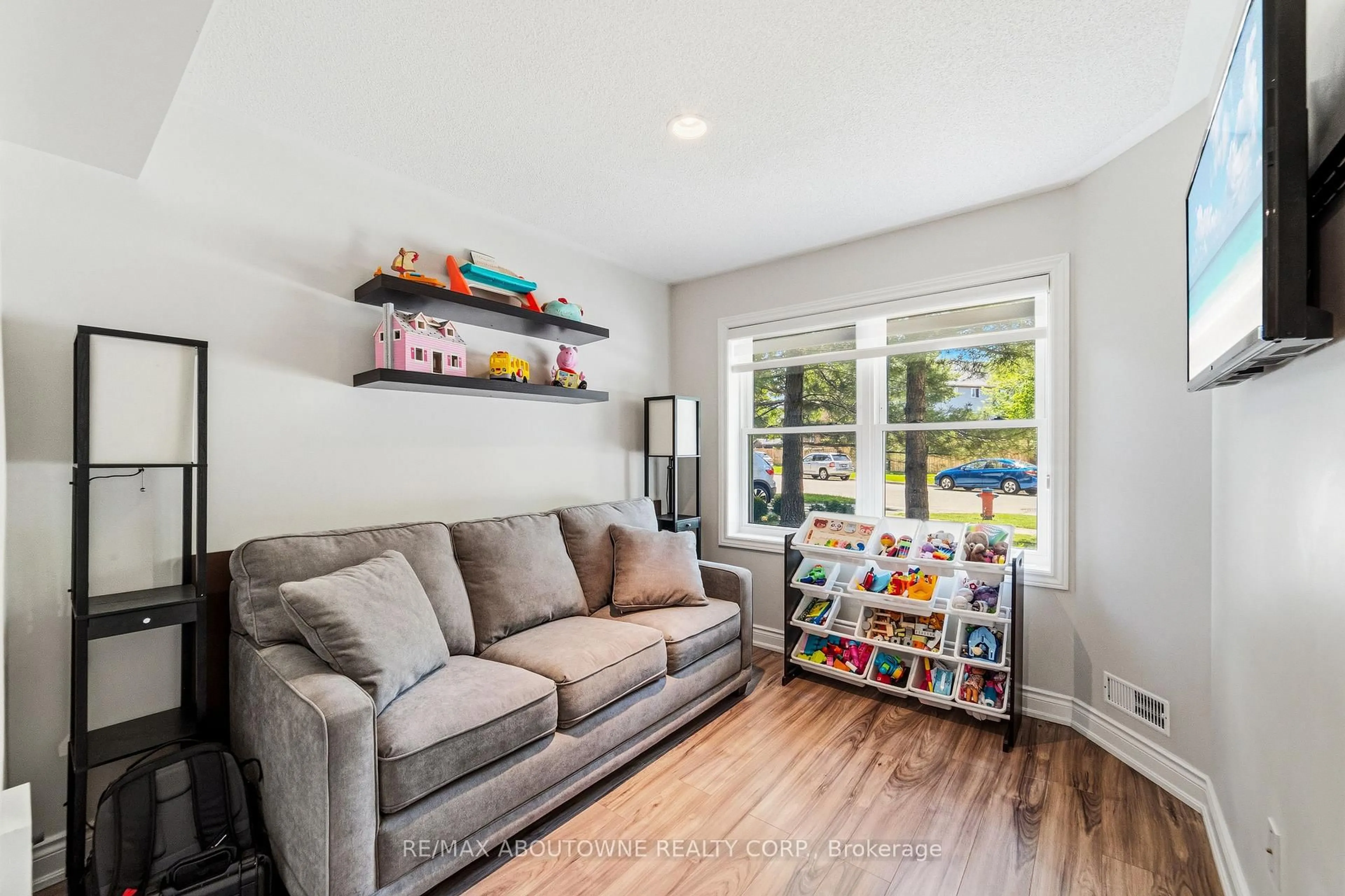Living room with furniture, unknown for 2355 Strawfield Crt, Oakville Ontario L6H 6C1