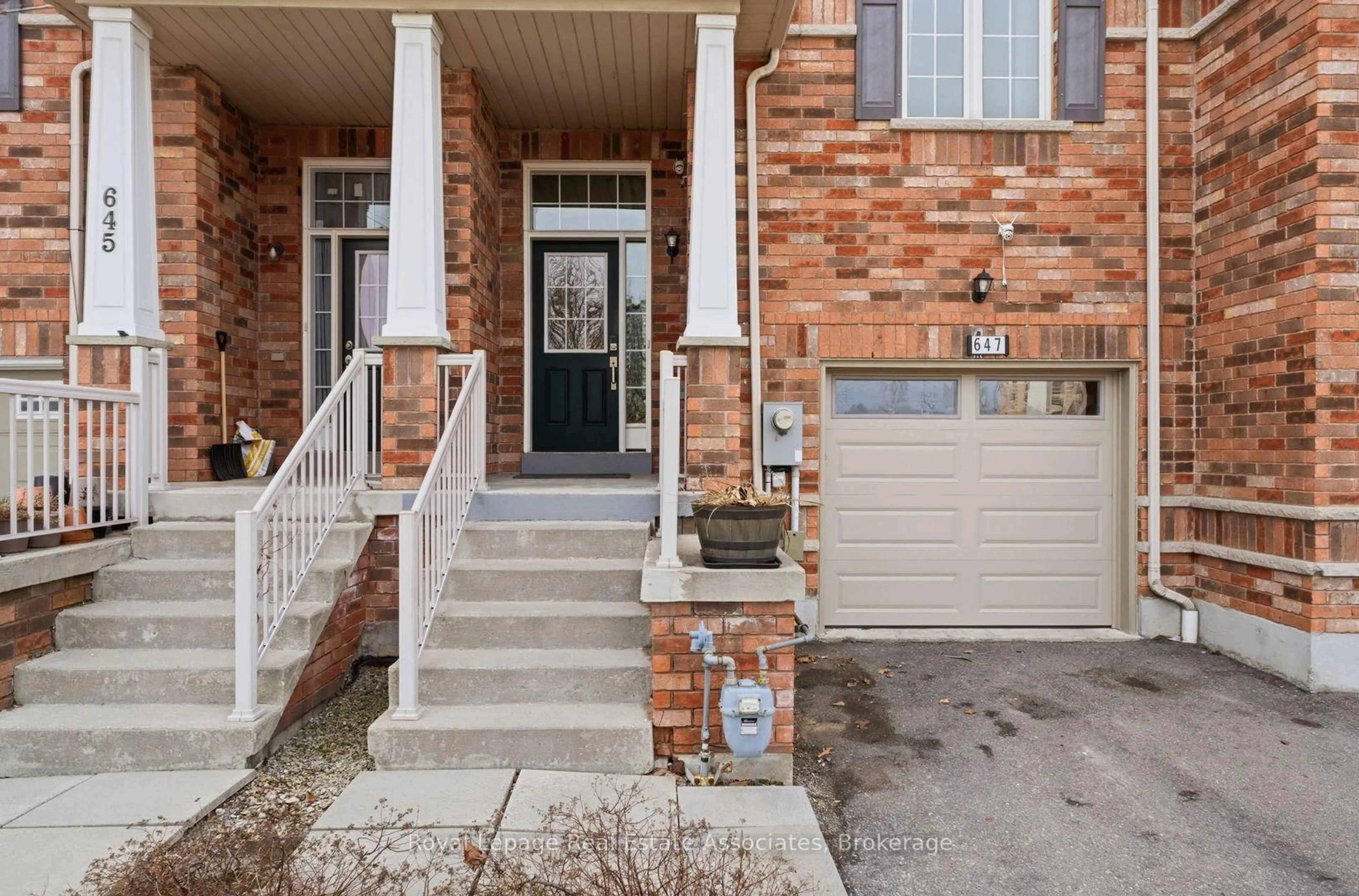 Unknown for 647 Courtney Valley Rd, Mississauga Ontario L5V 0C4