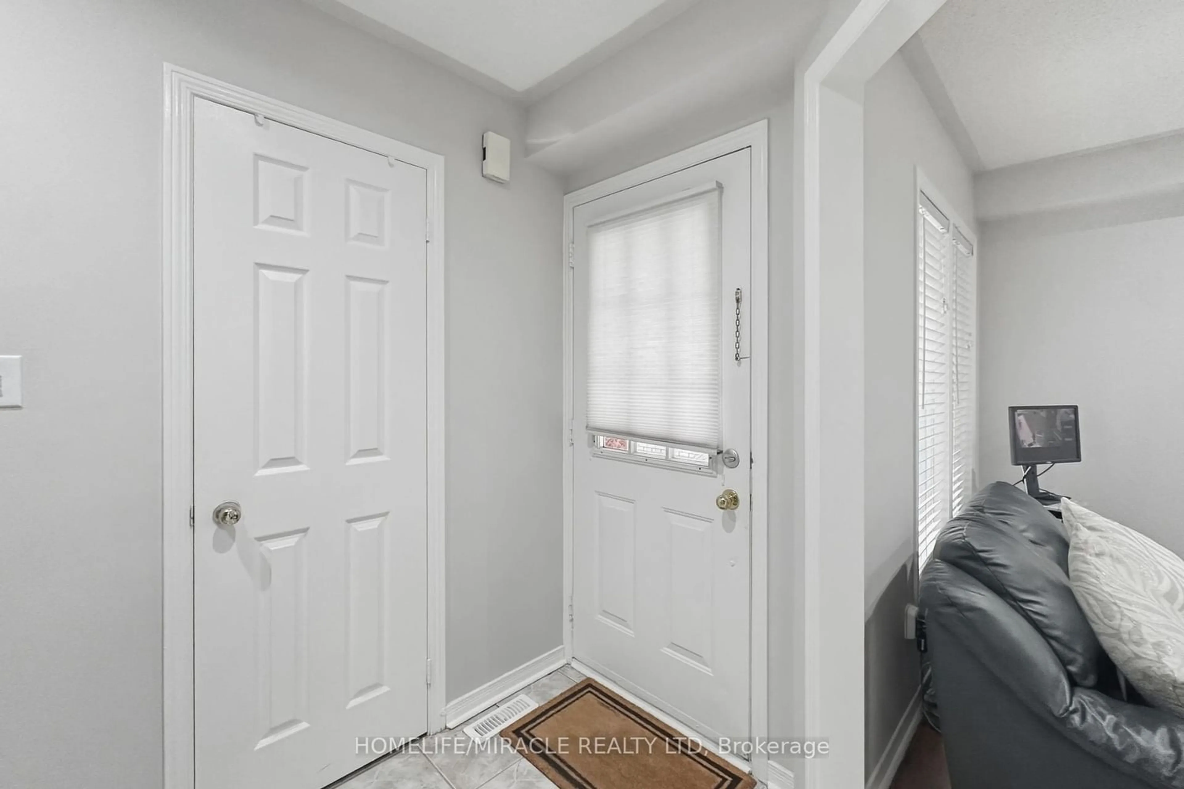 Indoor entryway for 37 Prairie Rose Circ, Brampton Ontario L6R 1R6