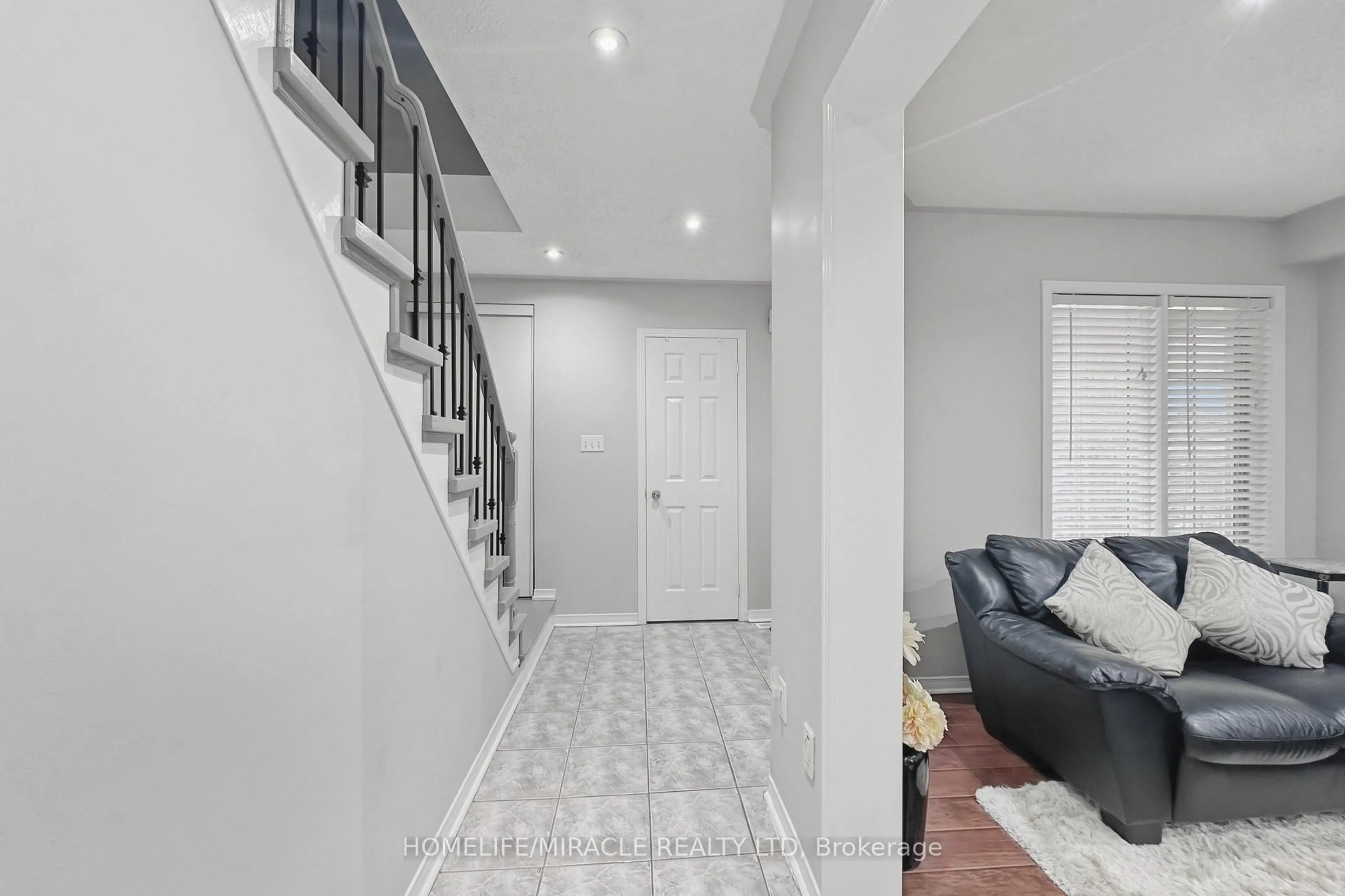 Indoor entryway for 37 Prairie Rose Circ, Brampton Ontario L6R 1R6