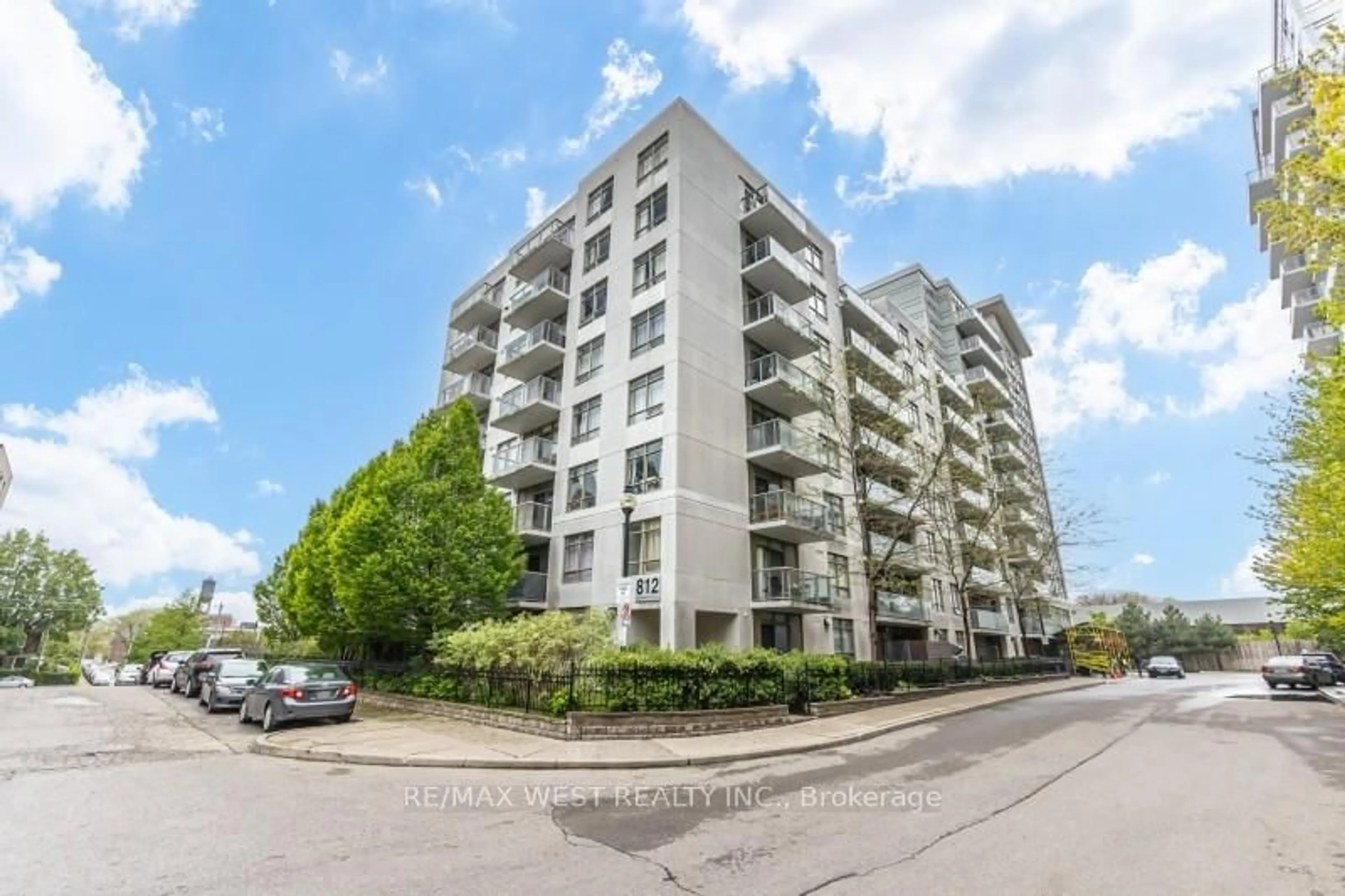 A pic from outside/outdoor area/front of a property/back of a property/a pic from drone, unknown for 812 Lansdowne Ave #704, Toronto Ontario M6H 4K5