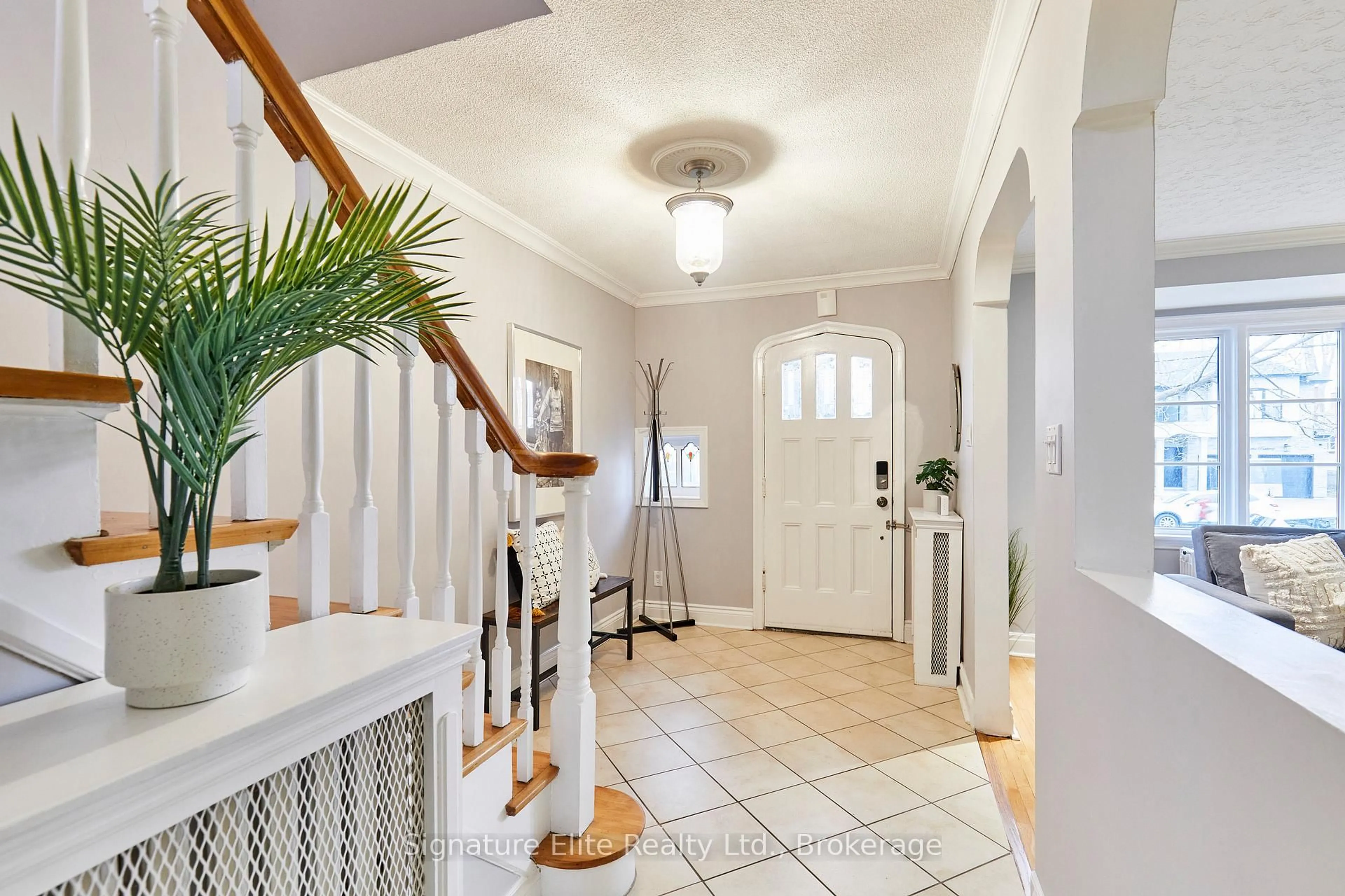Indoor entryway for 9 Hiawatha Pkwy, Mississauga Ontario L5G 3R6
