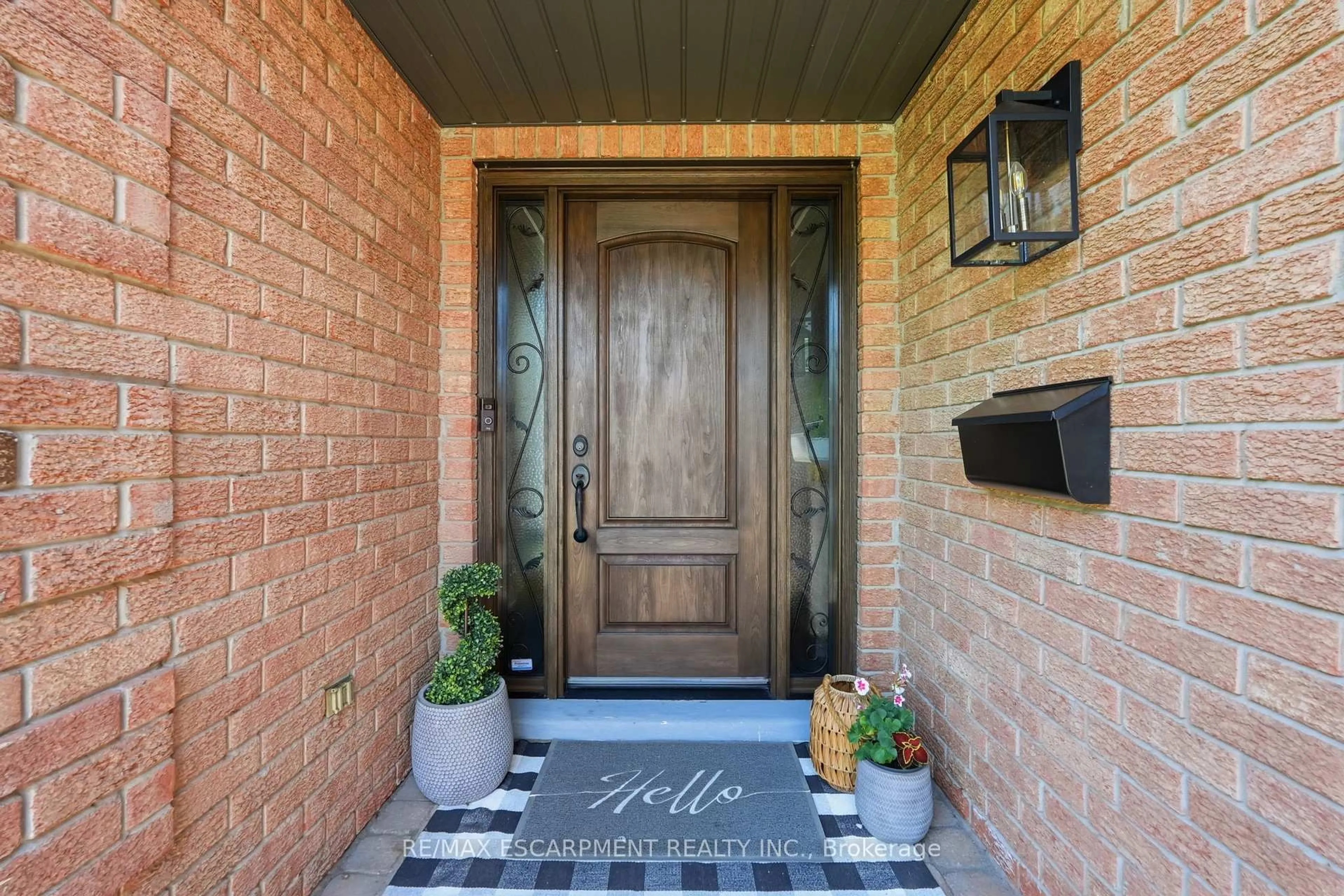 Indoor entryway for 2418 BUTTERNUT Cres, Burlington Ontario L7M 3L3