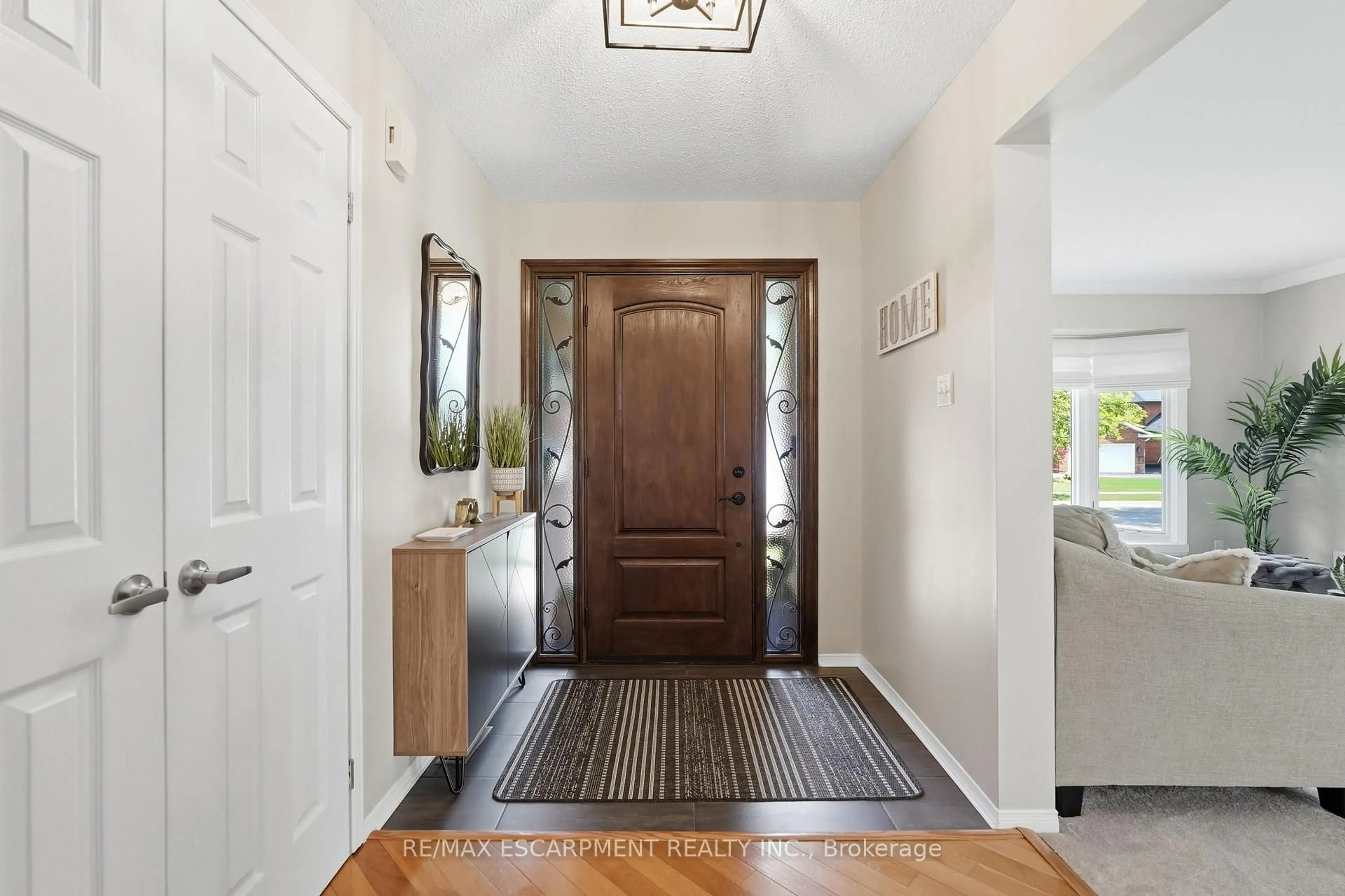 Indoor entryway for 2418 BUTTERNUT Cres, Burlington Ontario L7M 3L3