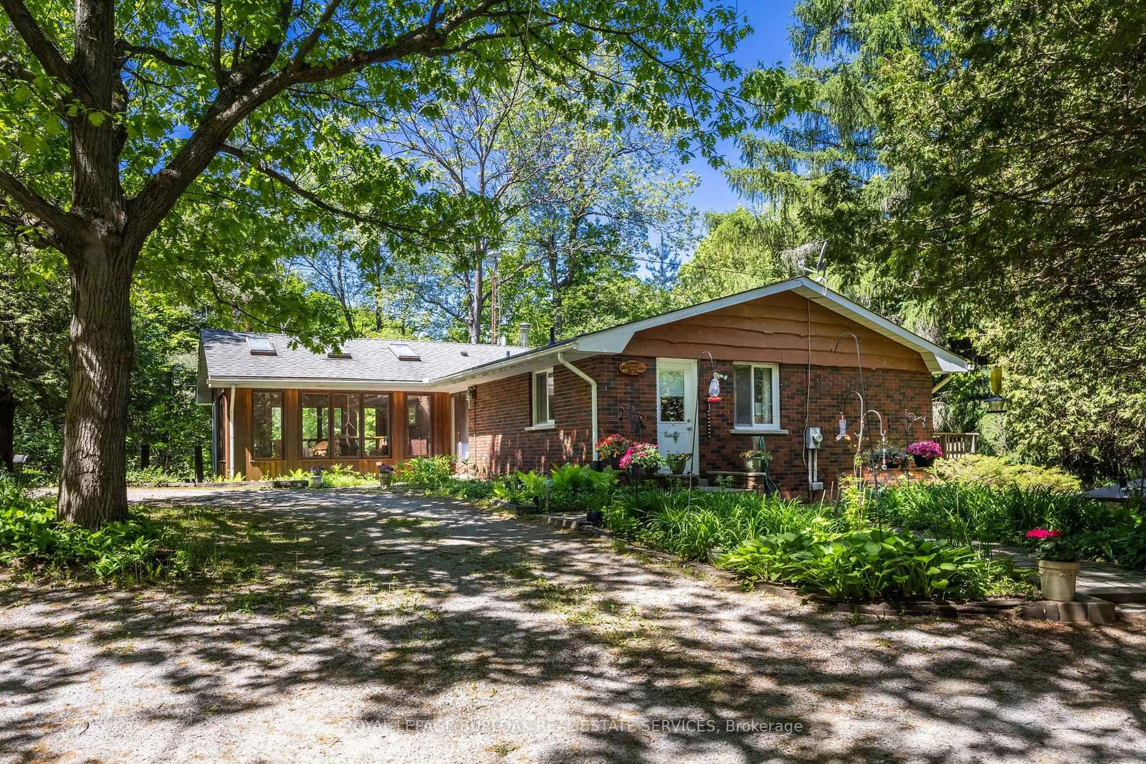Home with brick exterior material, unknown for 1265 Britannia Rd, Burlington Ontario L7P 0E7