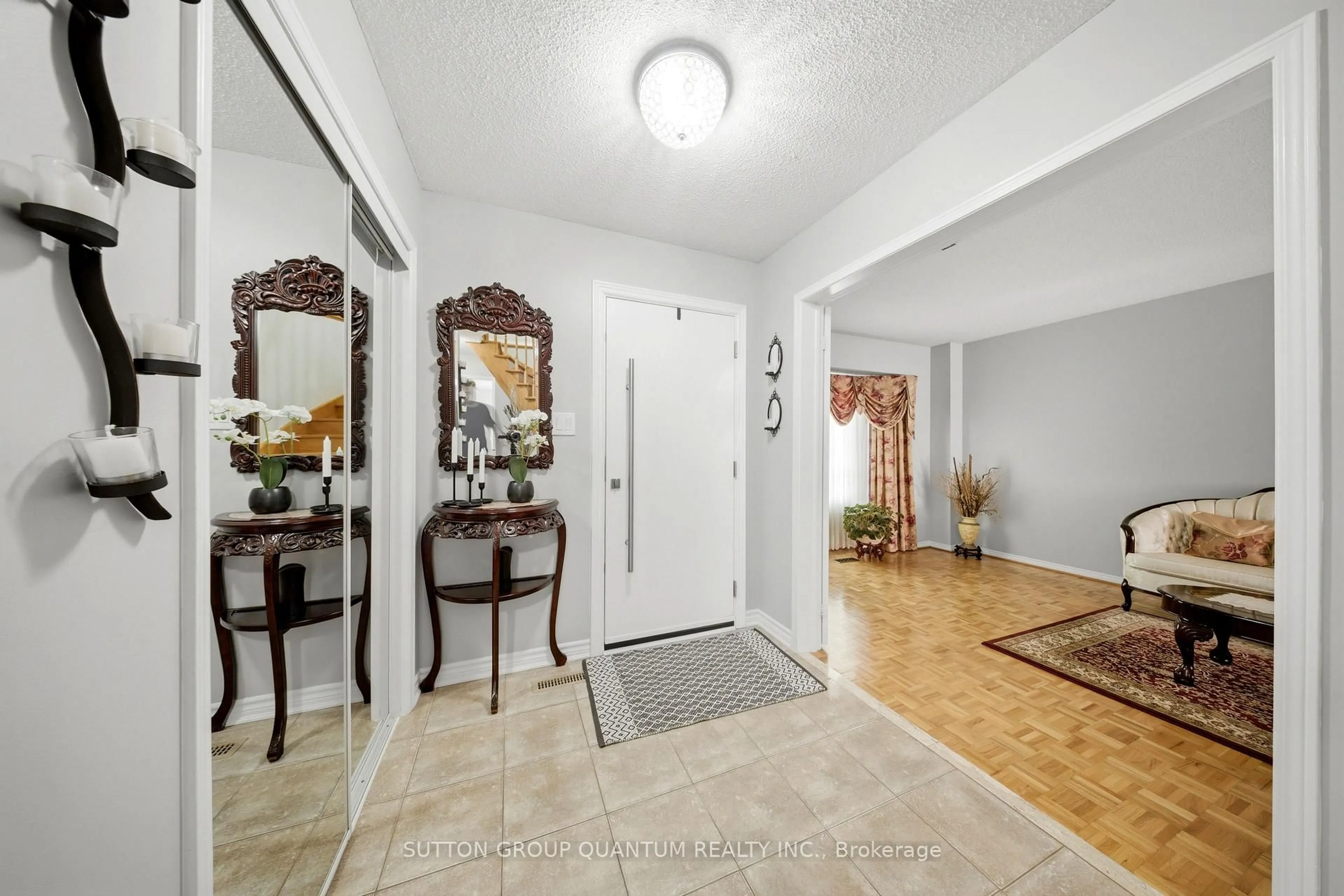 Indoor entryway for 276 Lech Walesa Dr, Mississauga Ontario L5B 3W6