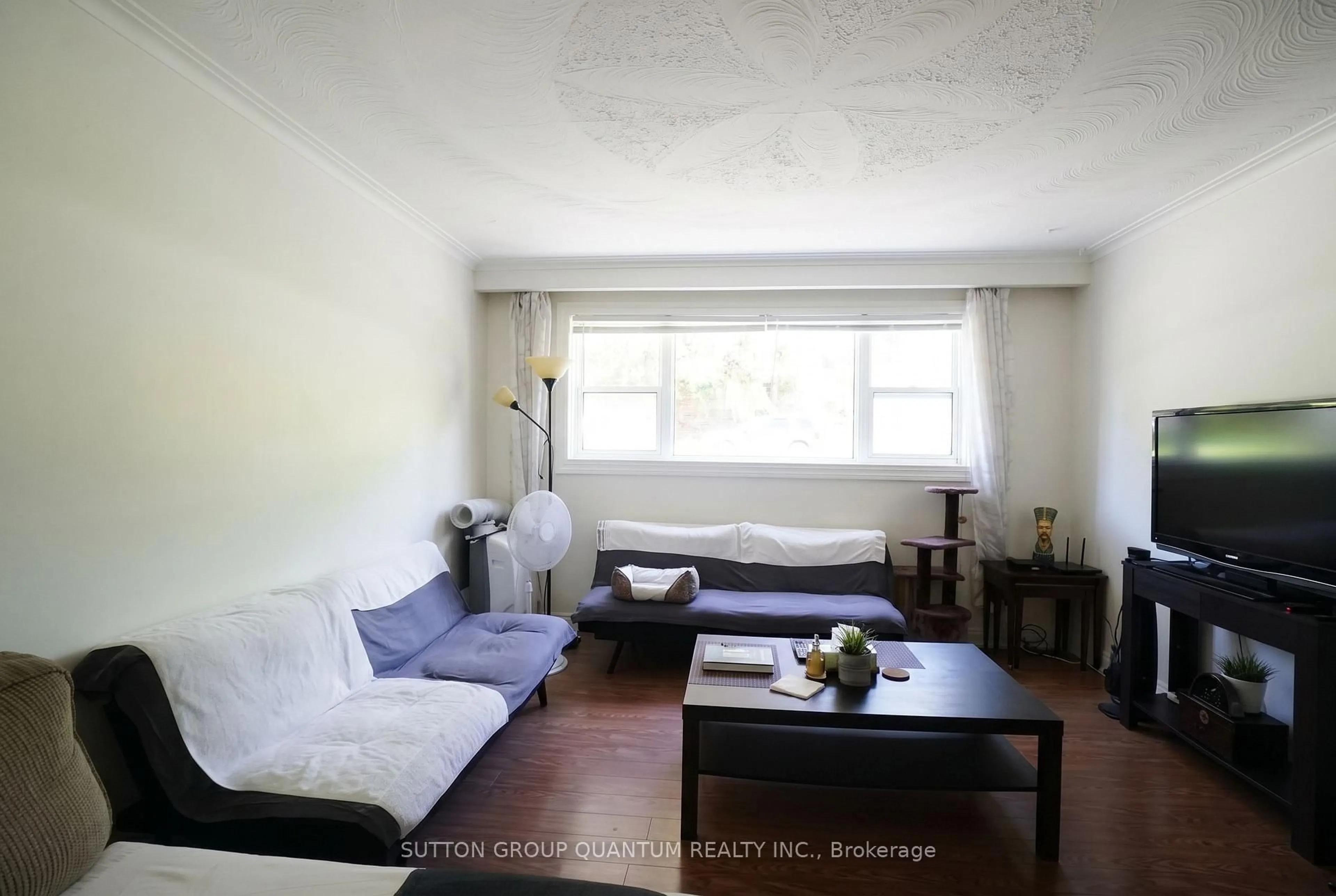 Living room with furniture, unknown for 69 High St, Mississauga Ontario L5H 1K1