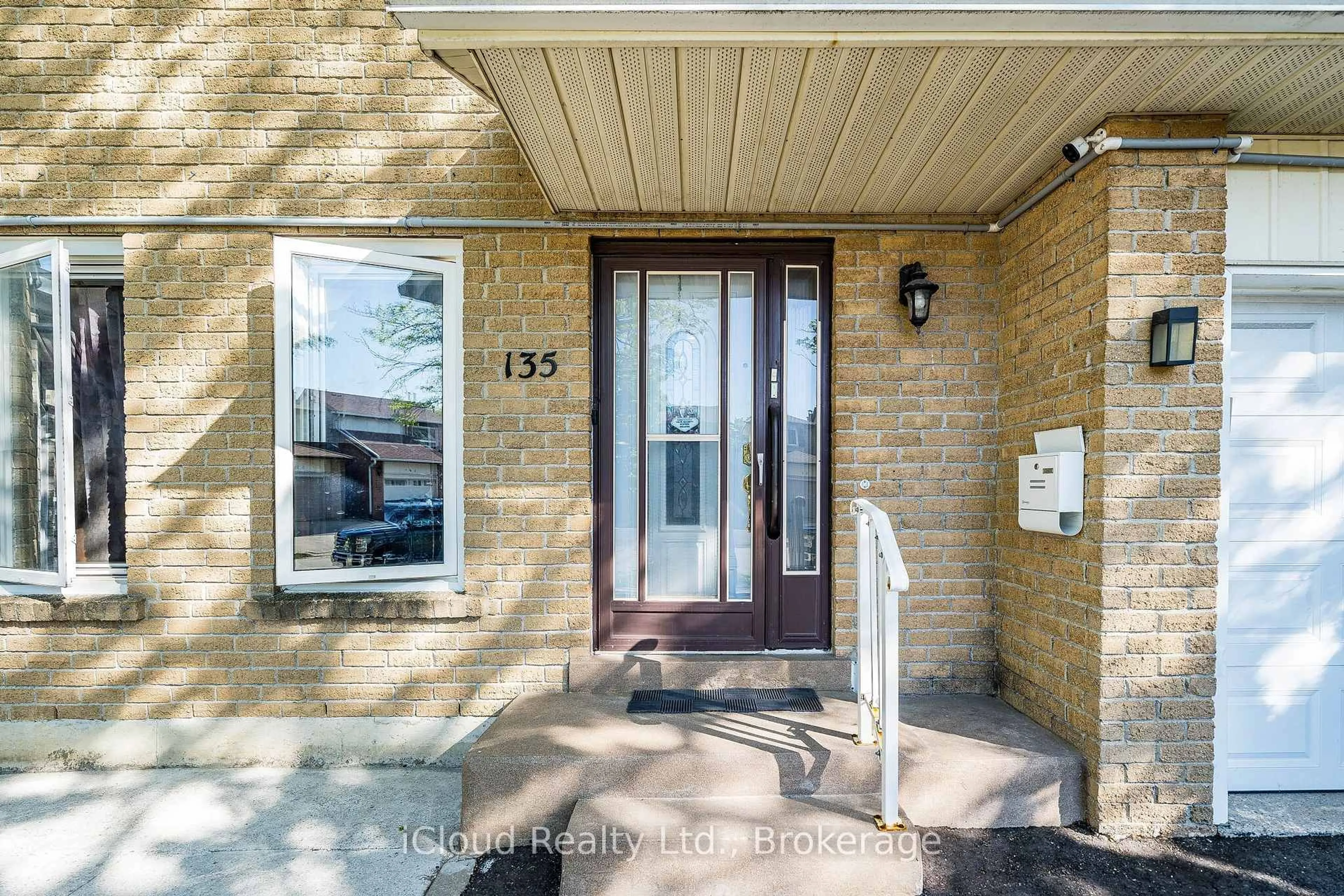 Indoor entryway for 135 Autumn Glen Circ, Toronto Ontario M9W 6B3