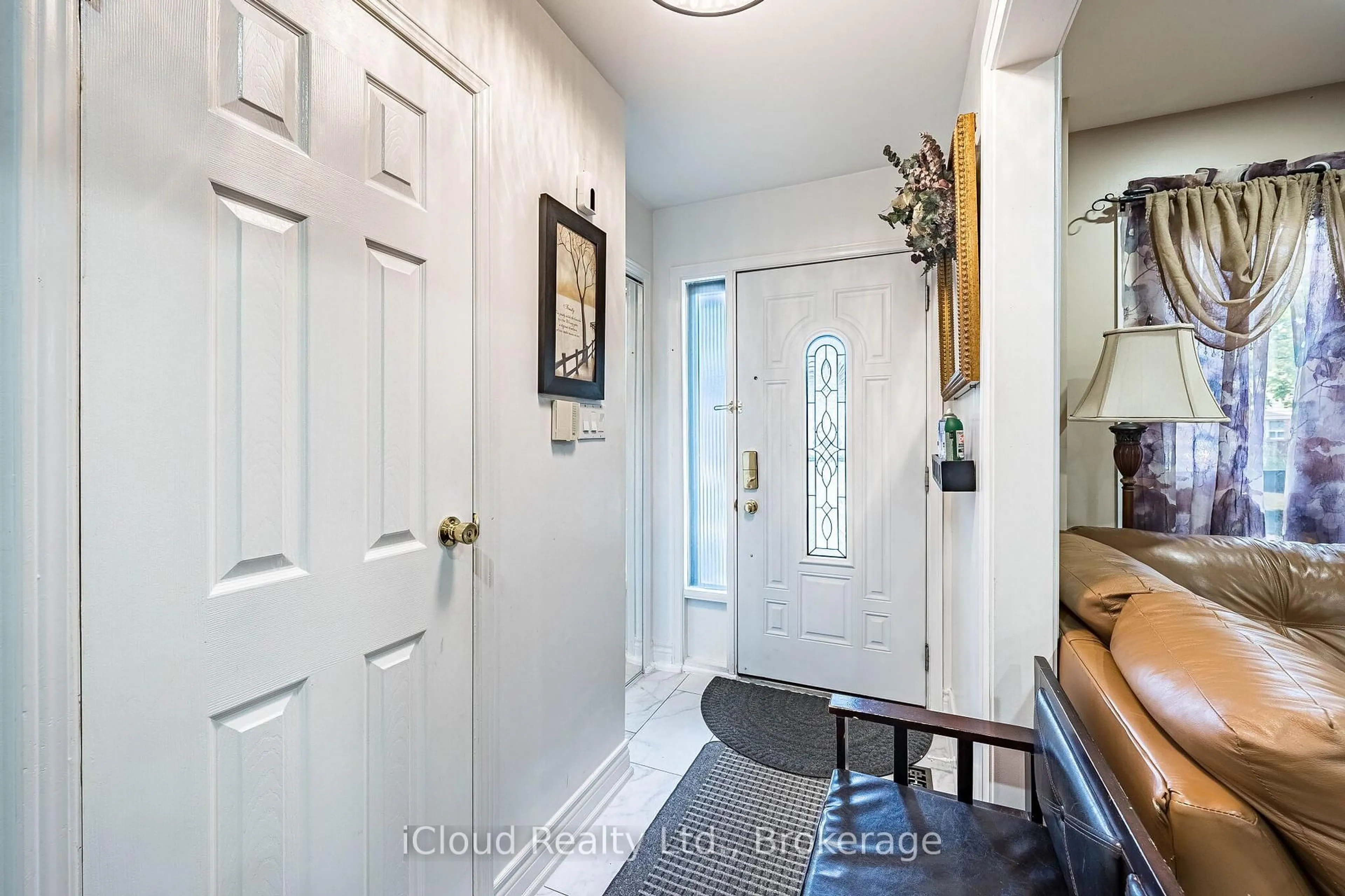 Indoor entryway for 135 Autumn Glen Circ, Toronto Ontario M9W 6B3