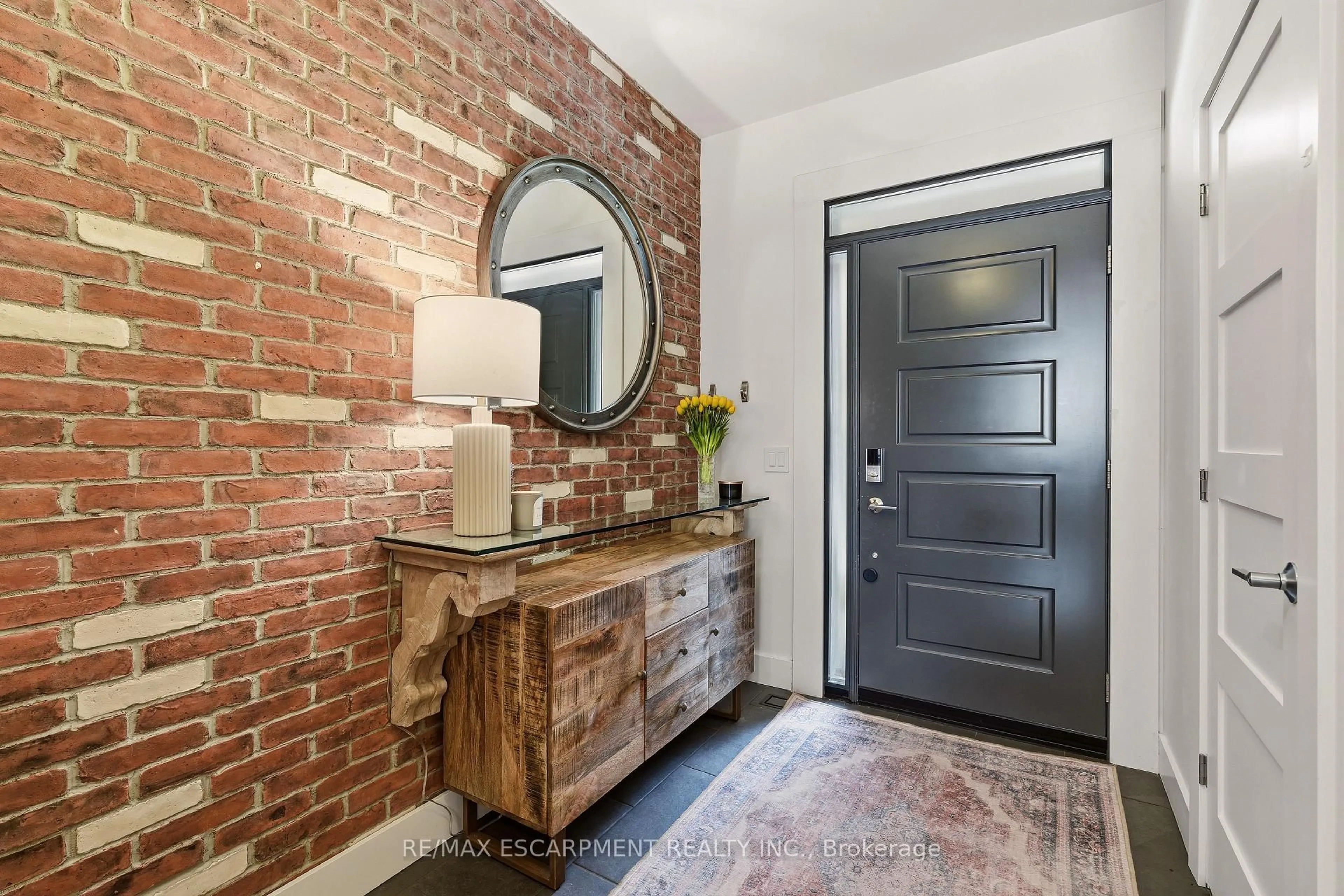 Indoor entryway for 5056 New St #4, Burlington Ontario L7L 0H4