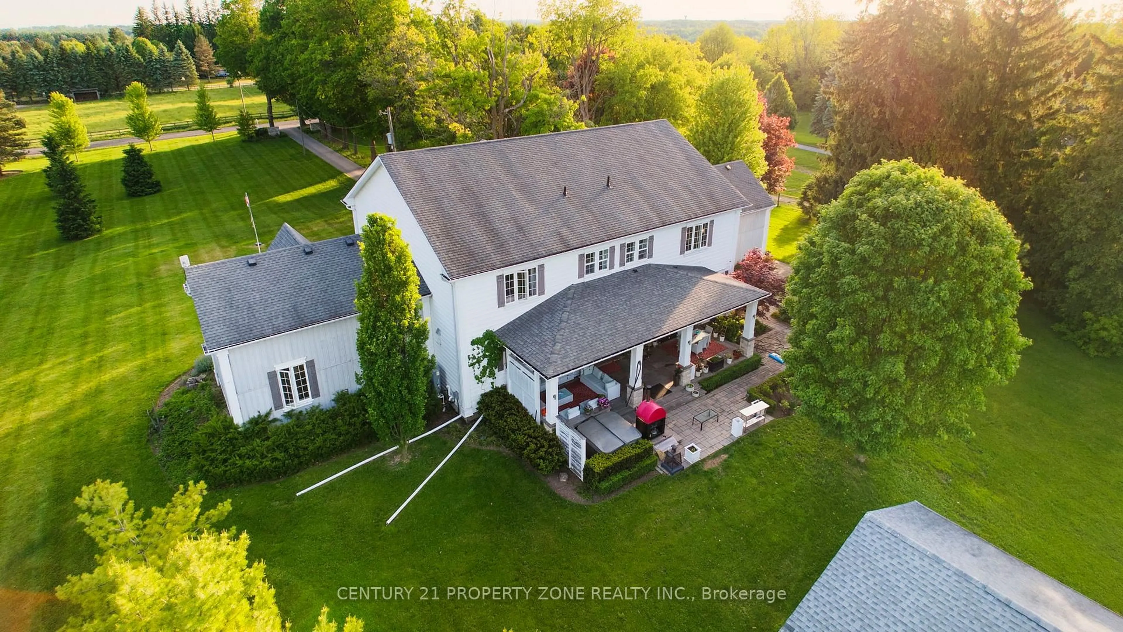 A pic from outside/outdoor area/front of a property/back of a property/a pic from drone, building for 6195 Milburough Line, Burlington Ontario L7P 0C8