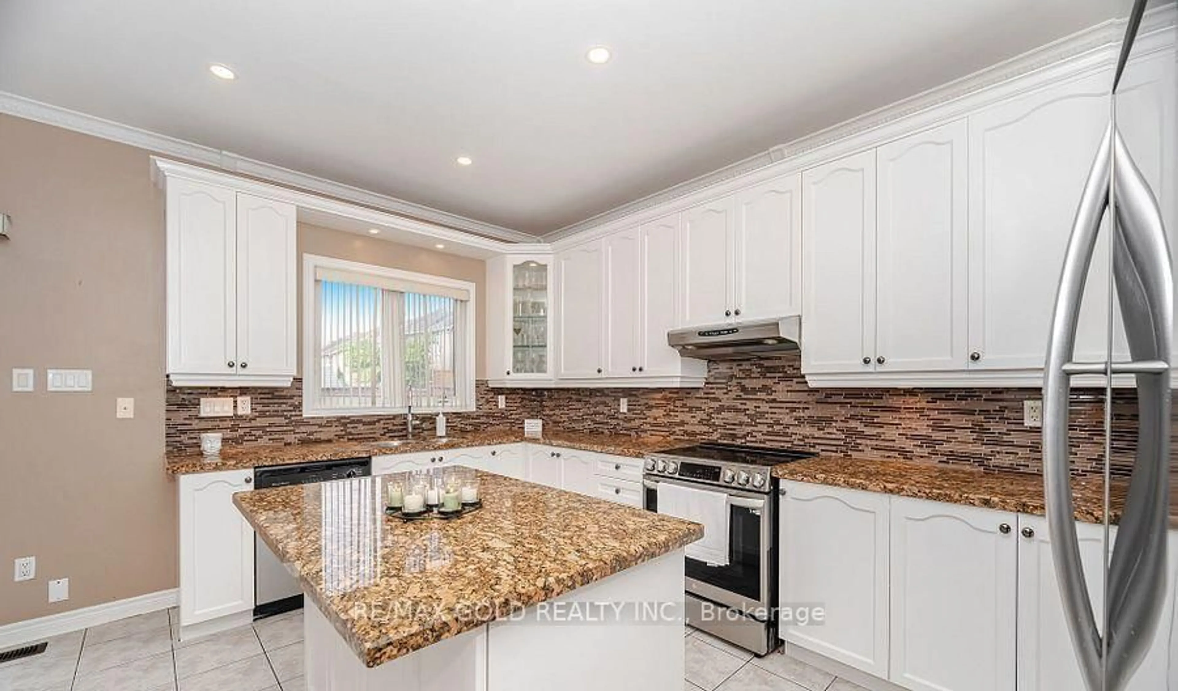Open concept kitchen, ceramic/tile floor for 5 Summershade St, Brampton Ontario L6P 2B9