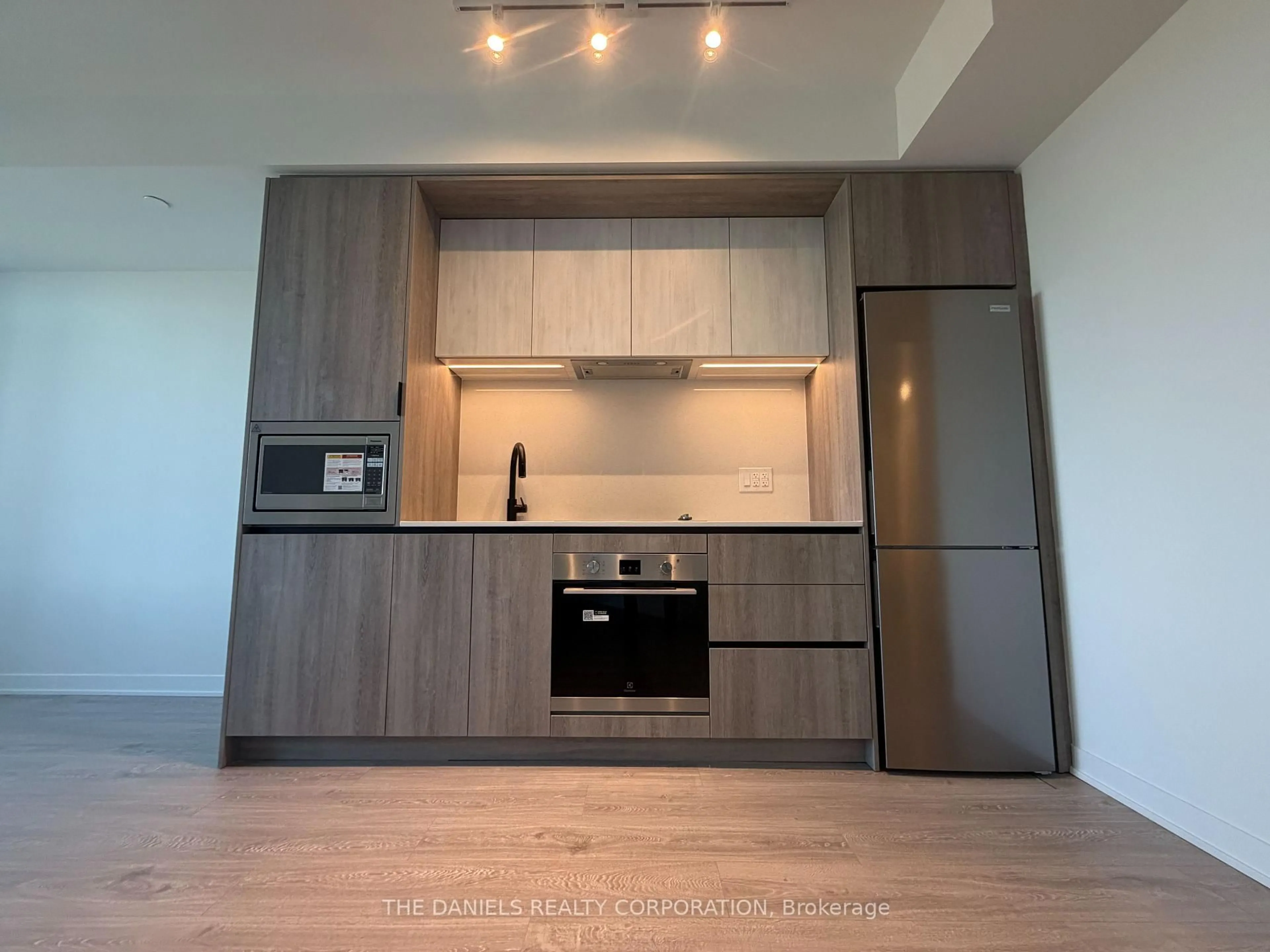 Standard kitchen, wood/laminate floor for 2495 Eglinton Ave #2601, Mississauga Ontario L5M 2T2
